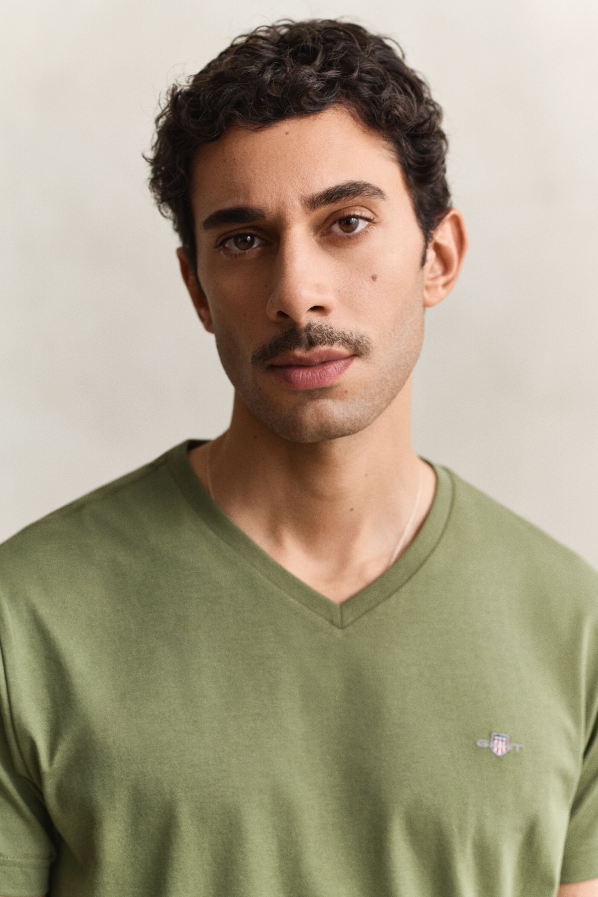 T-shirt Shield con scollo a V slim fit