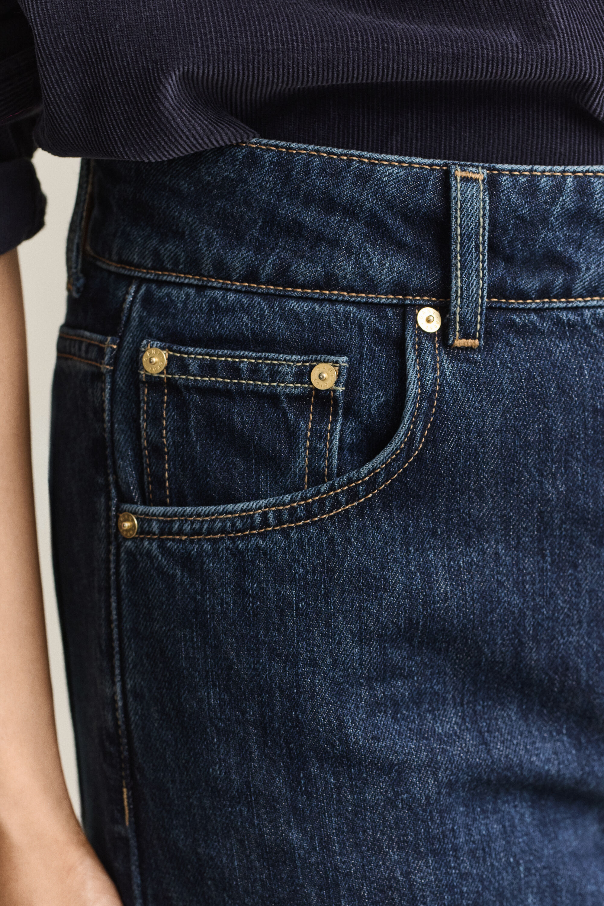 Jeans relaxed con abbottonatura