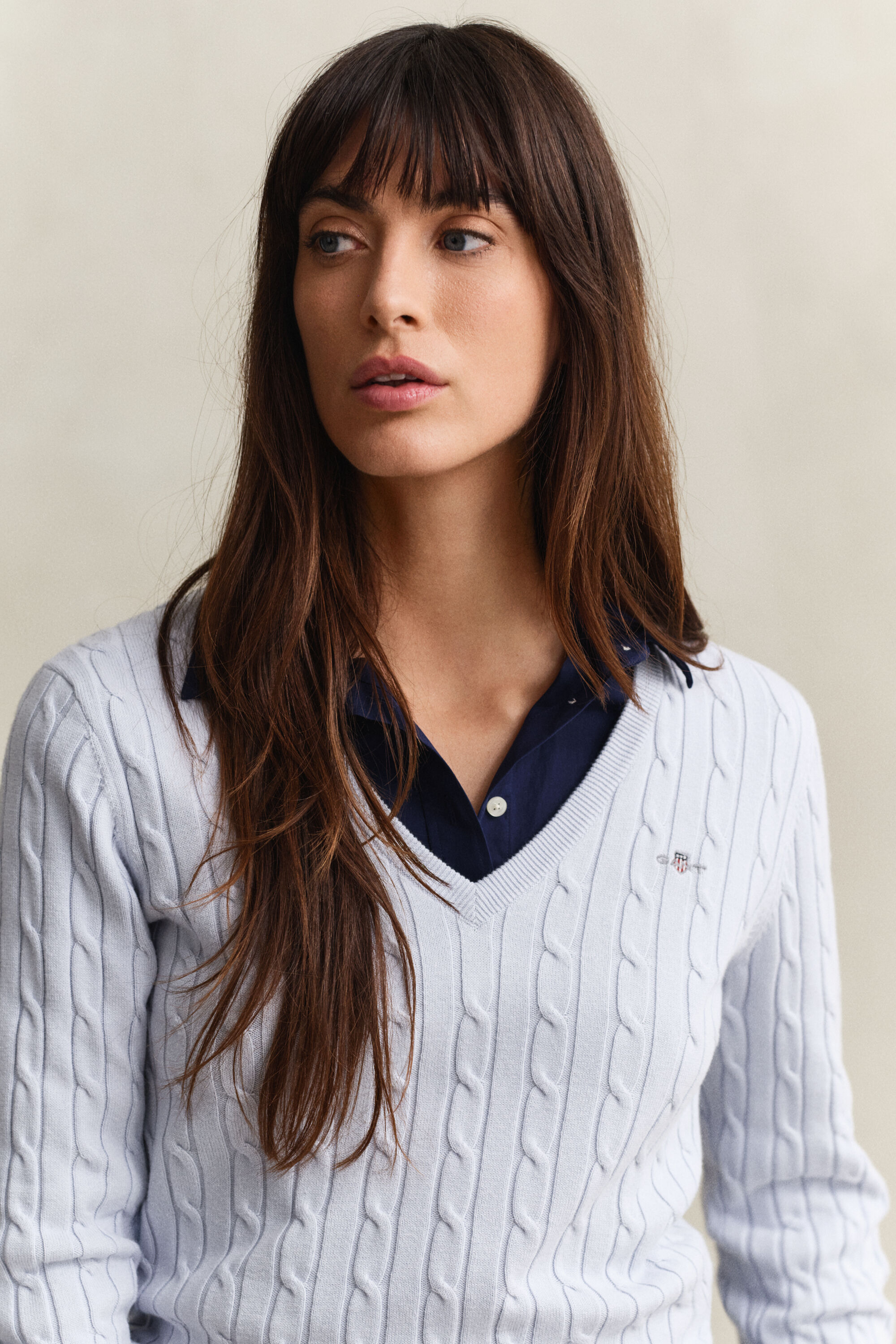 Maglia con scollo a V a trecce