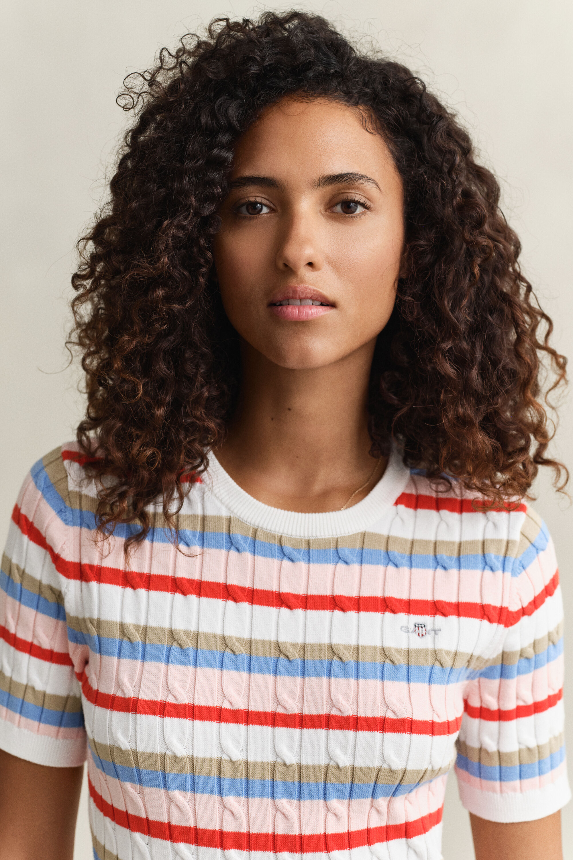 Maglia a righe a trecce con maniche corte