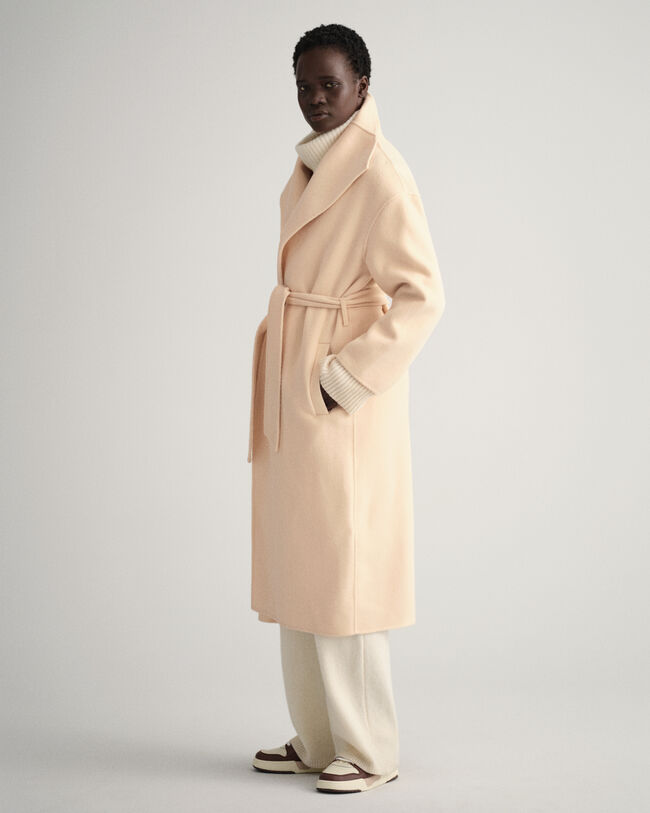 Cappotto con cintura e cuciture a mano