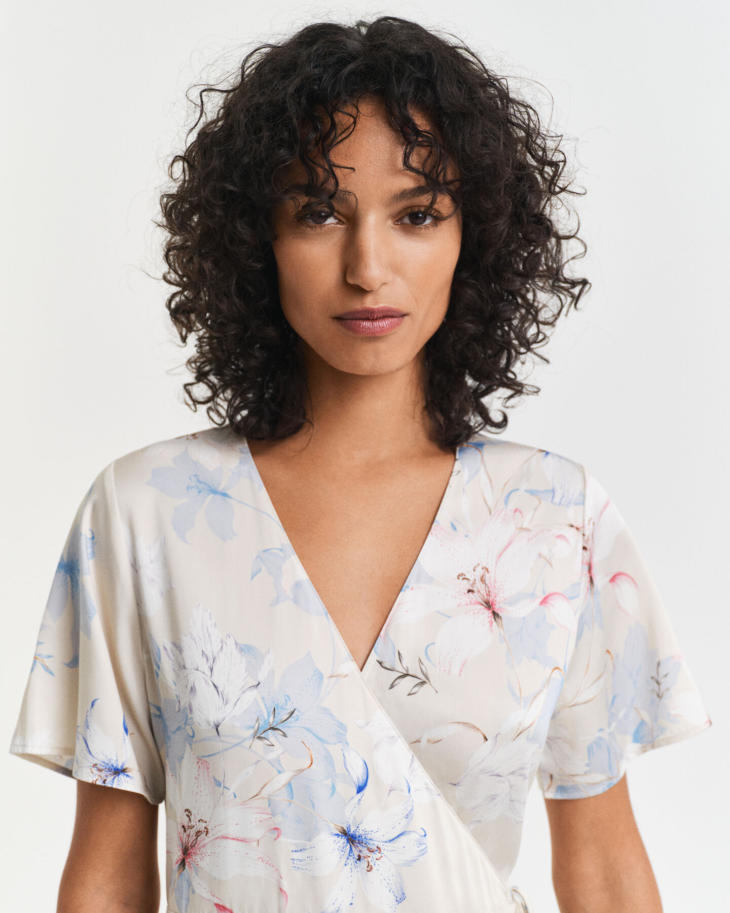 Abito a portafoglio maniche corte con volant e stampa floreale