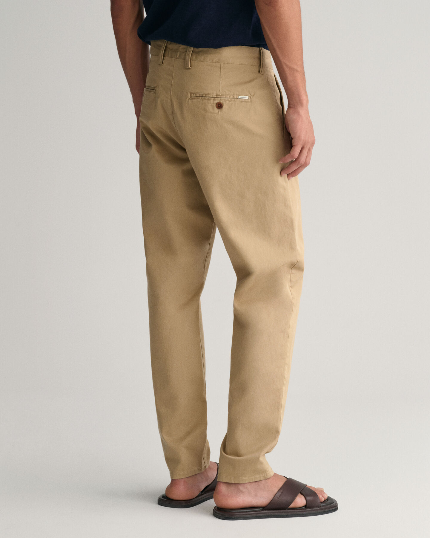 Pantaloni chino in twill stretti in fondo