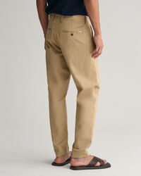 Pantaloni chino in twill stretti in fondo