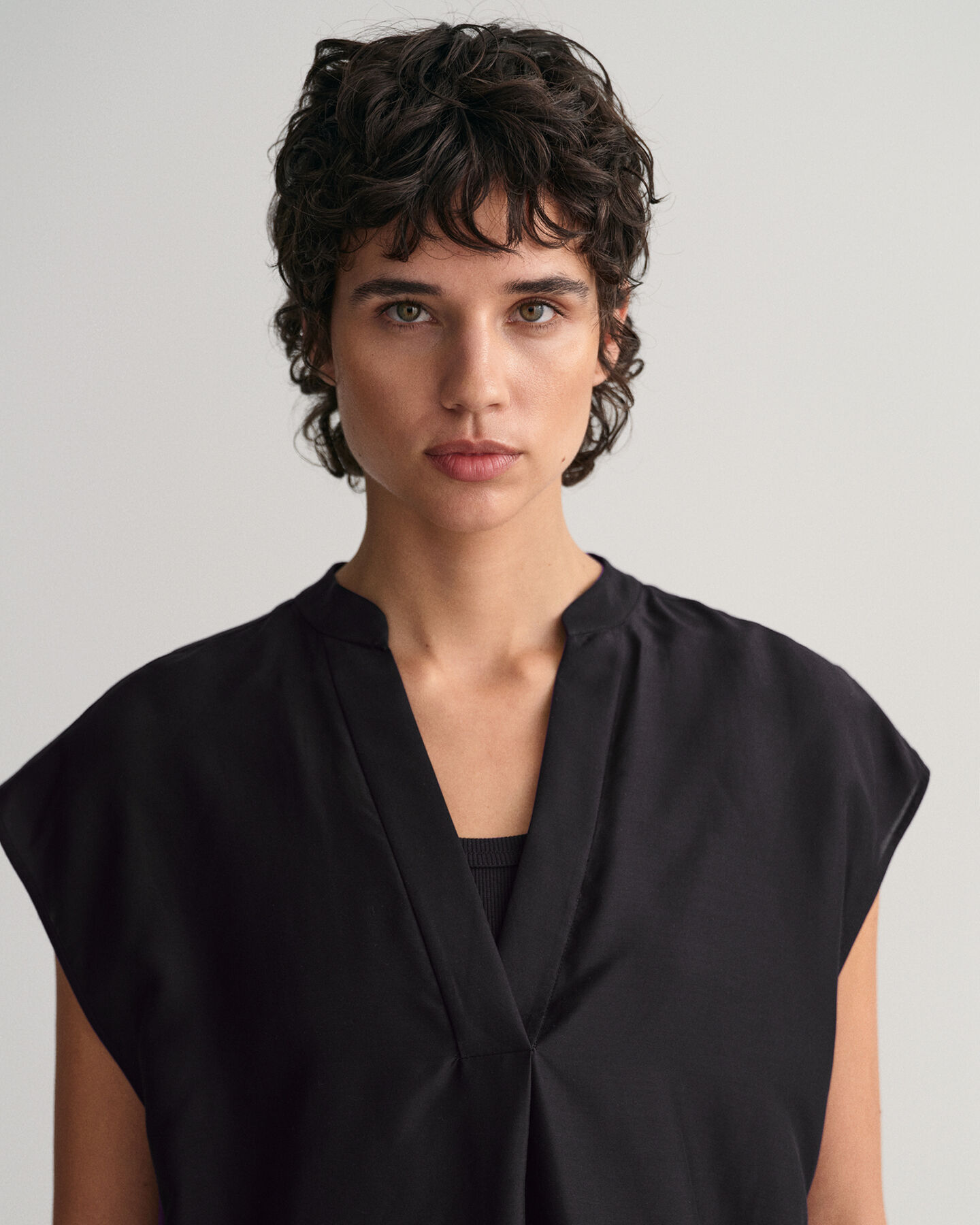 Blusa smanicata con colletto alla coreana