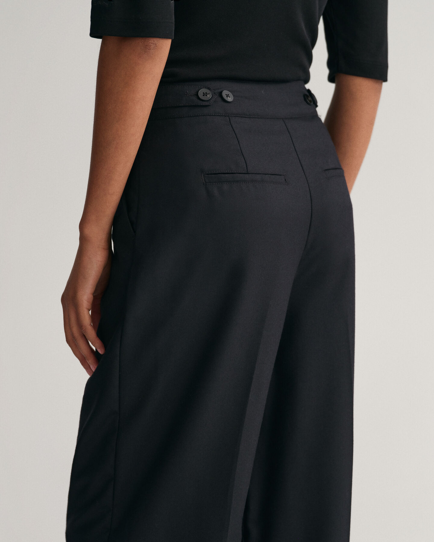 Pantaloni a gamba dritta e vita alta