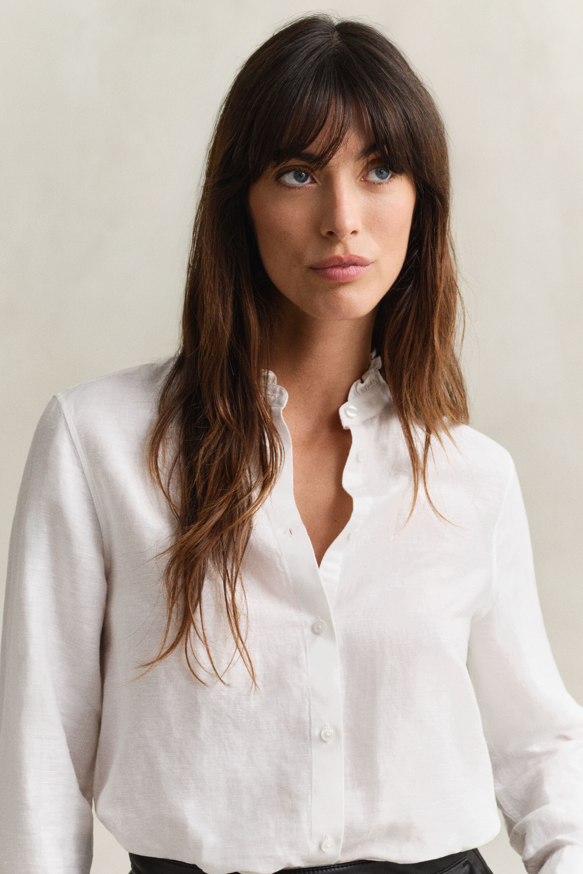 Blusa in misto lino con volant