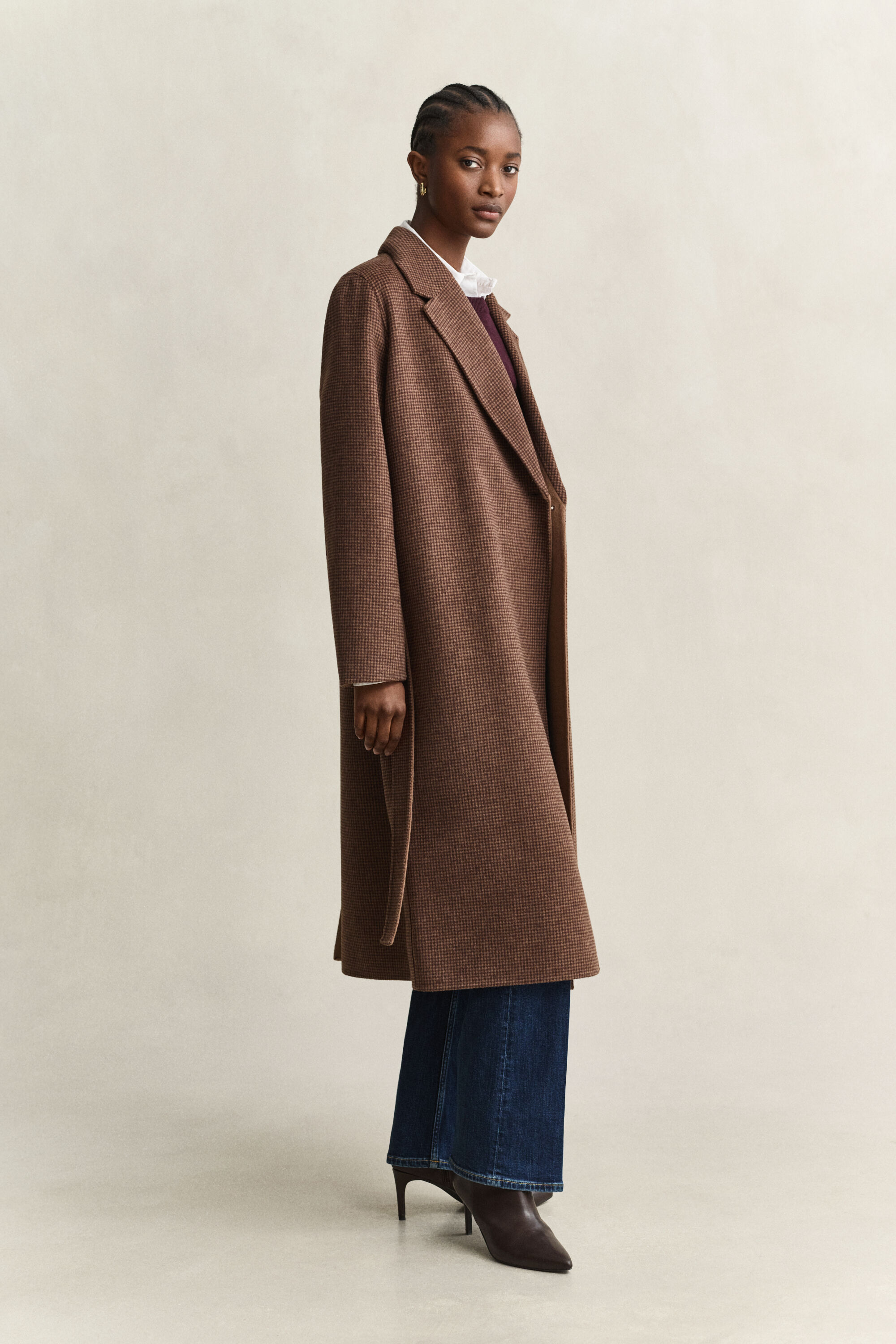 Cappotto con cintura e cuciture a mano
