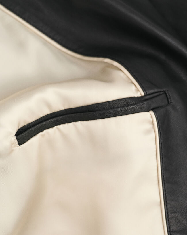 Pantaloncini in pelle con pinces