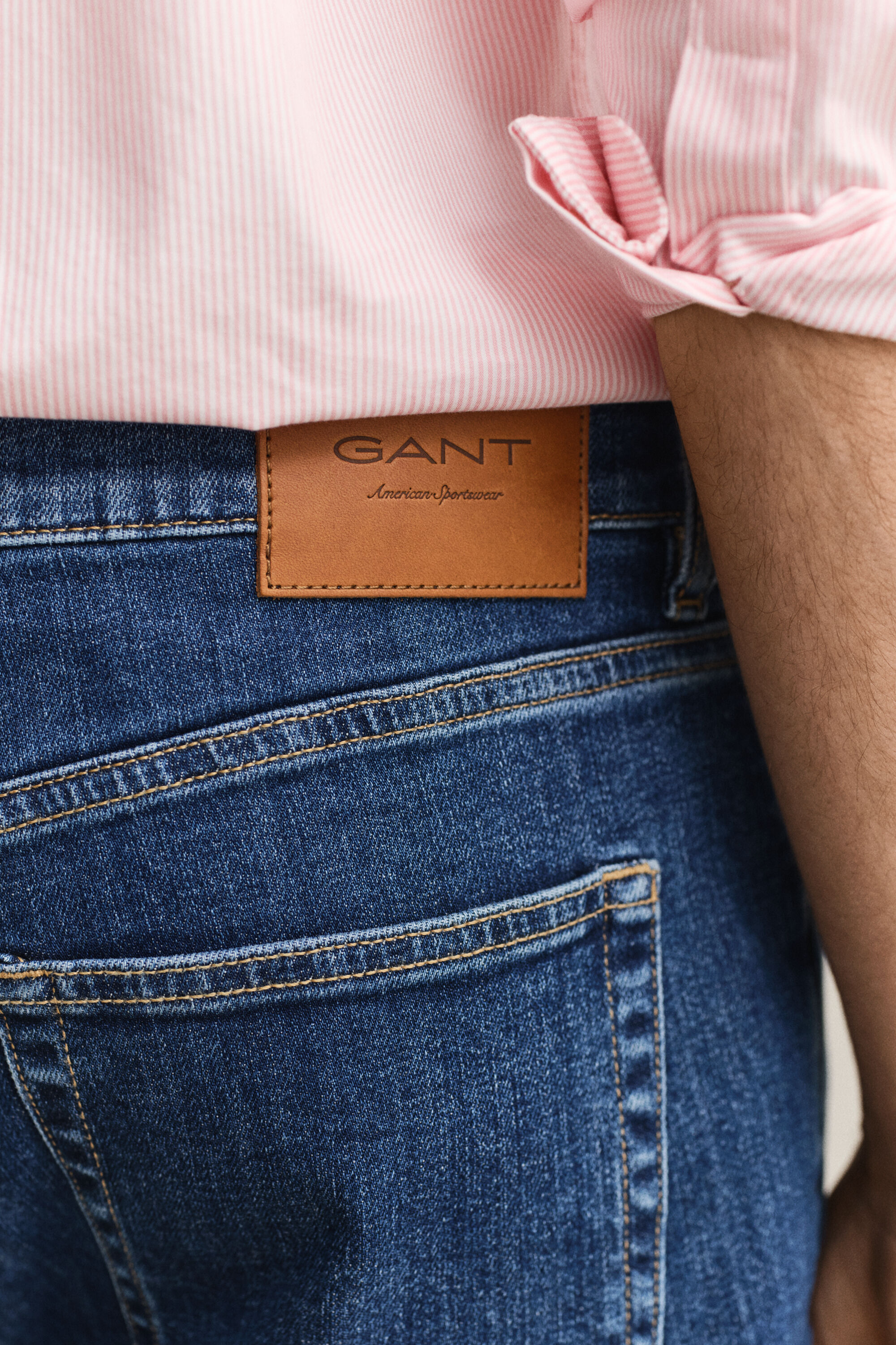 Jeans slim fit con lavaggio uniforme