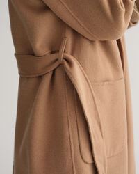 Cappotto con cintura e cuciture a mano