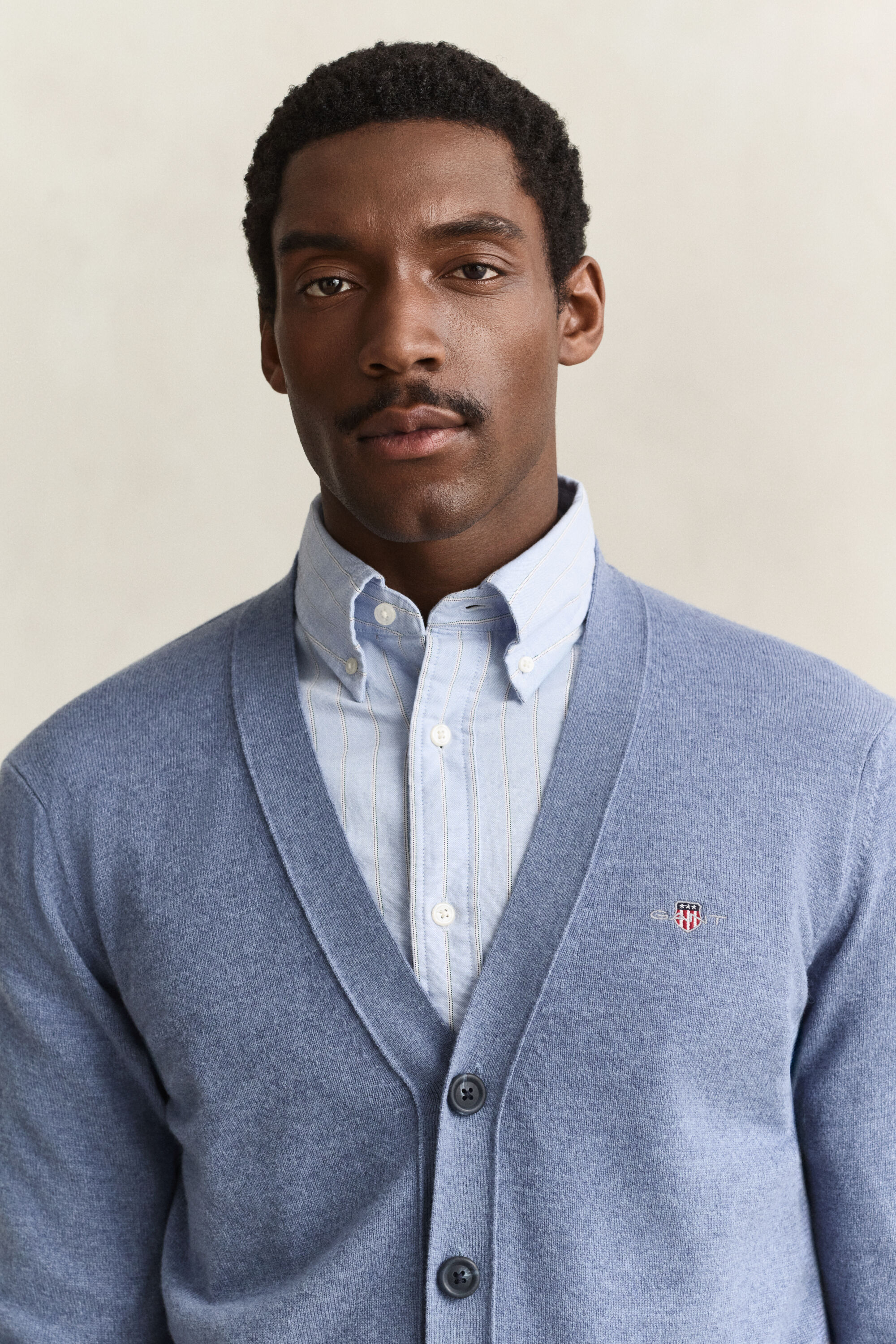Cardigan con scollo a V in lana d’agnello