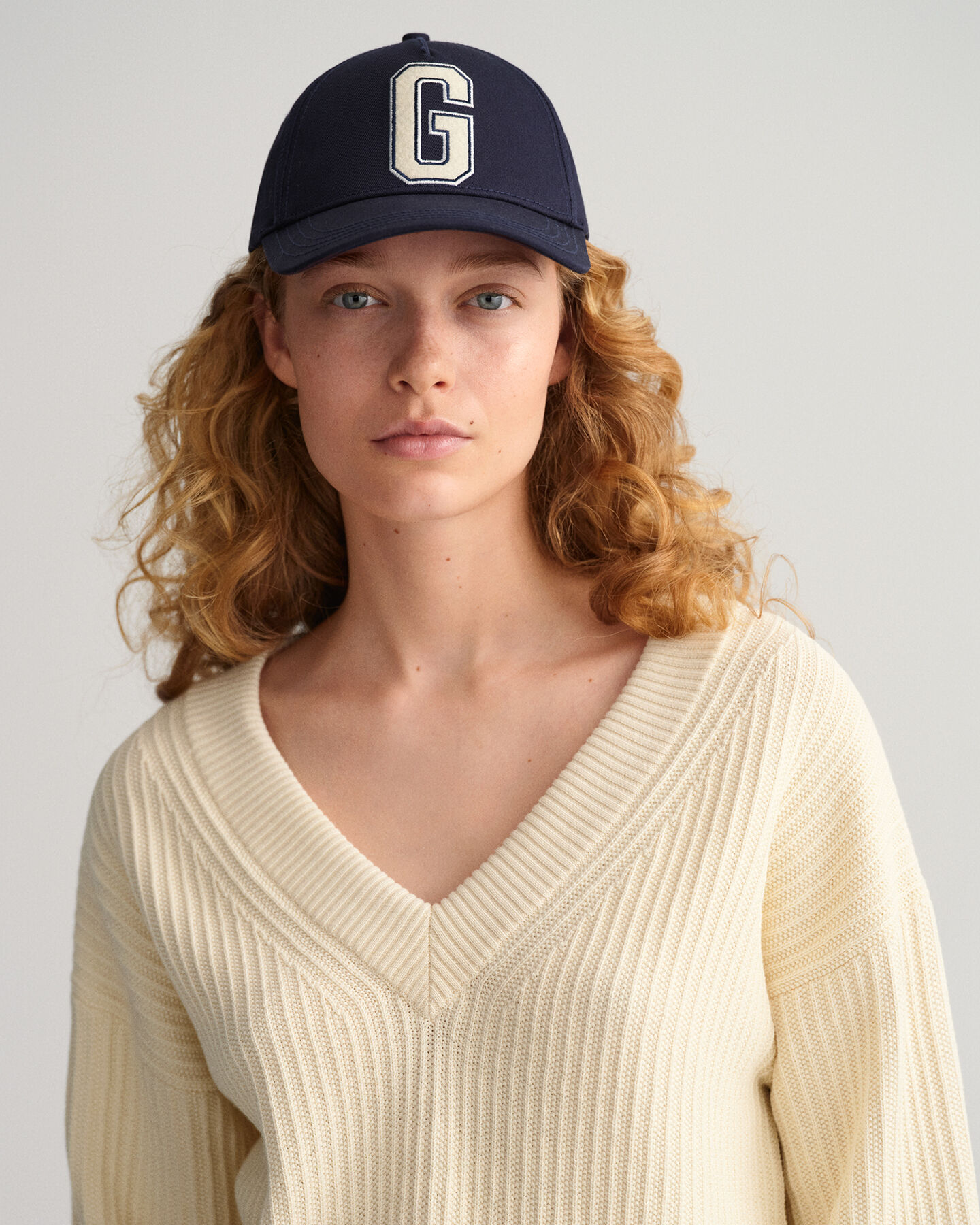 Maglia in cotone a coste con scollo a V