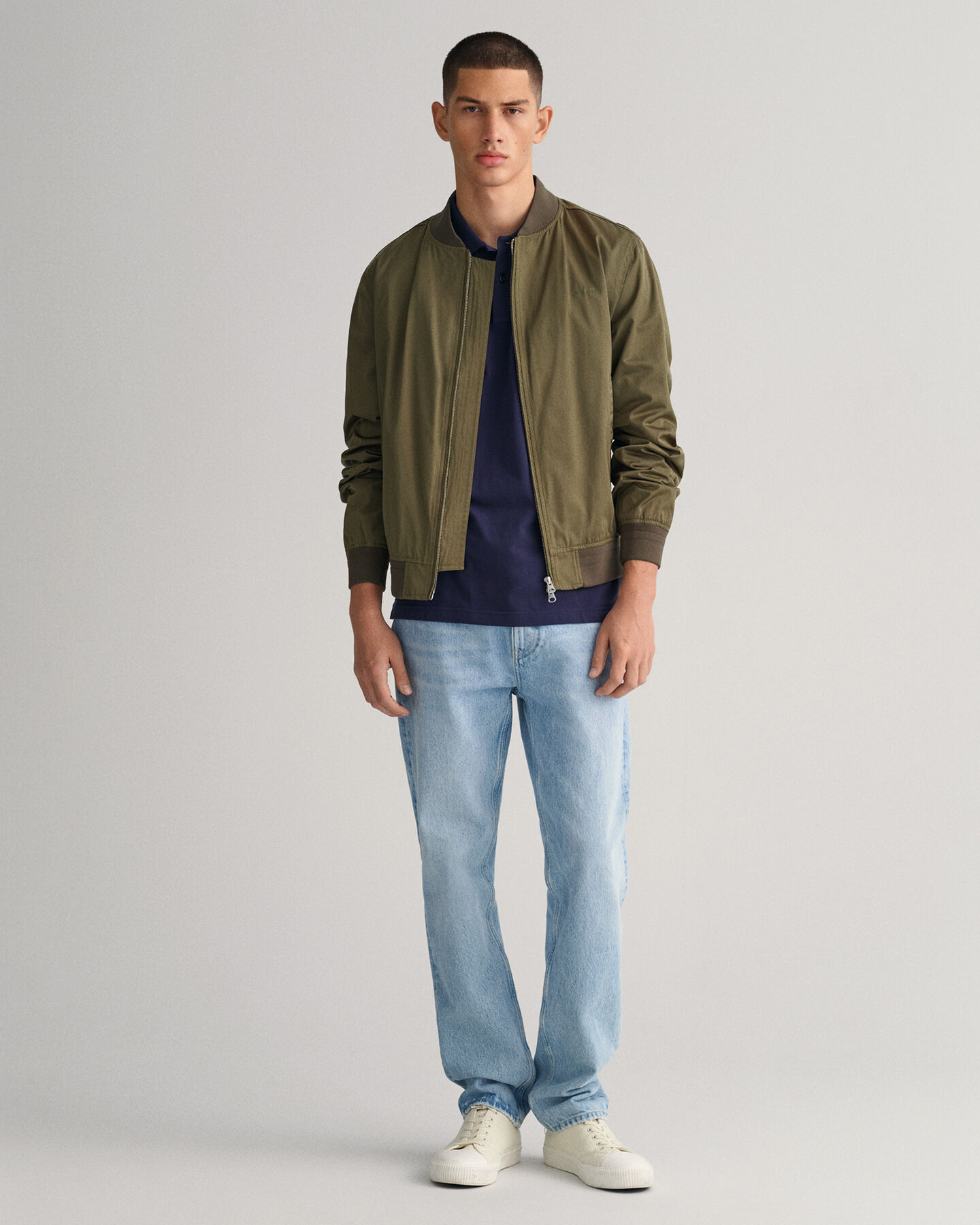 Polo in piqu&eacute; a righe con colletto a contrasto