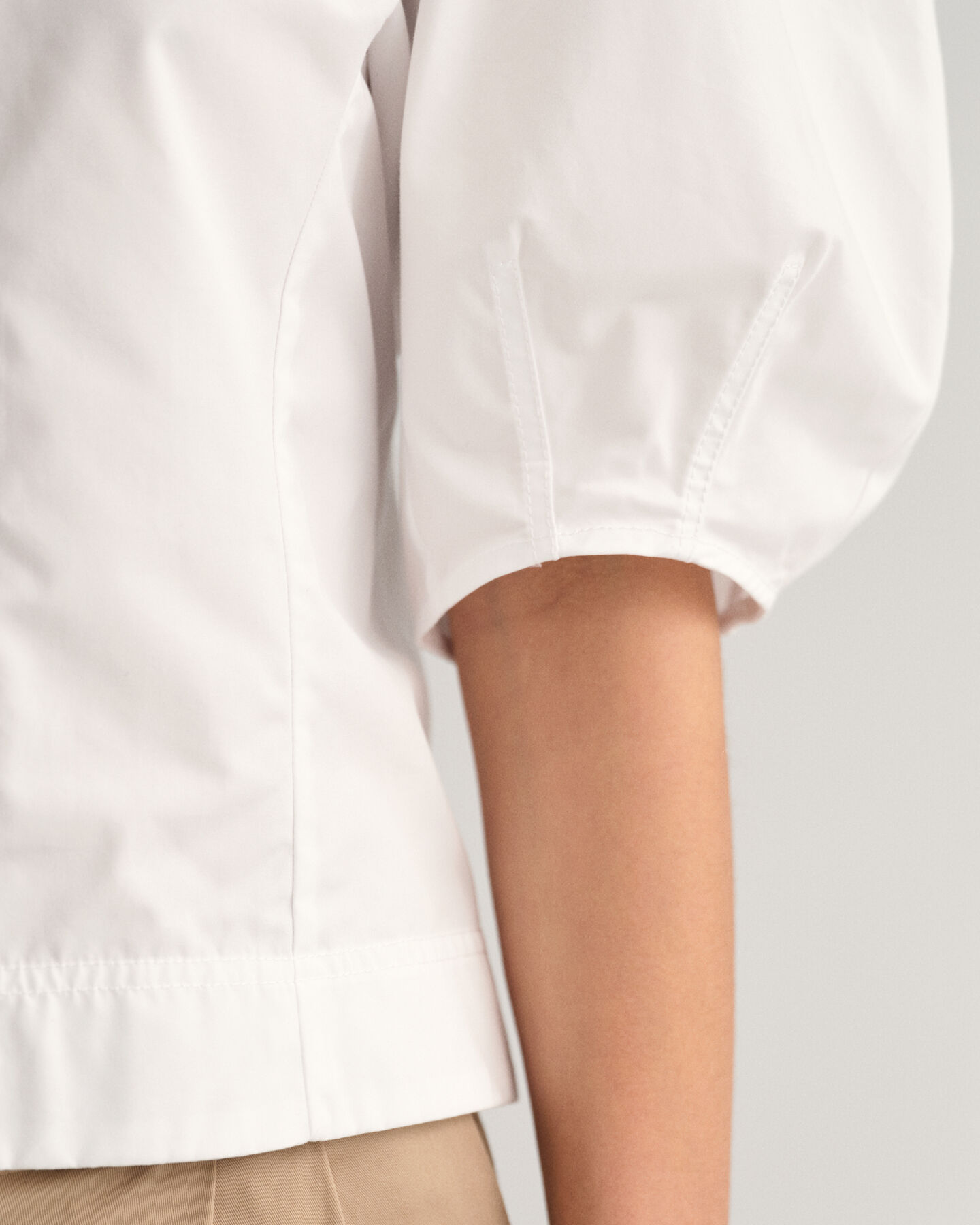 Top con scollo a V e maniche a palloncino