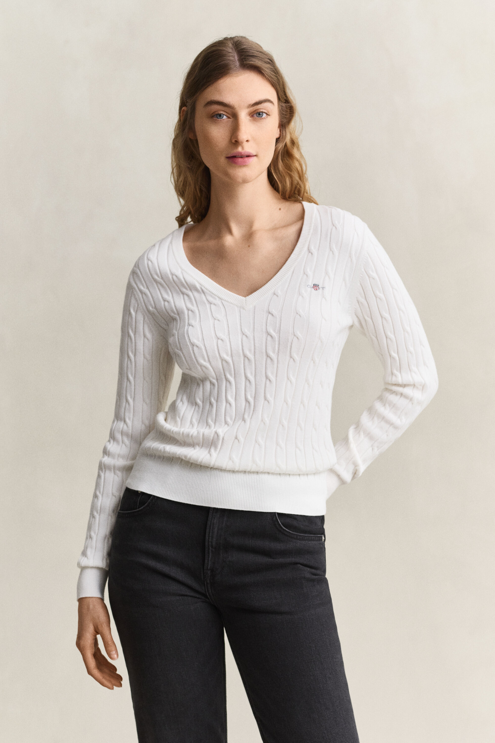 Maglia con scollo a V in cotone elasticizzato a trecce