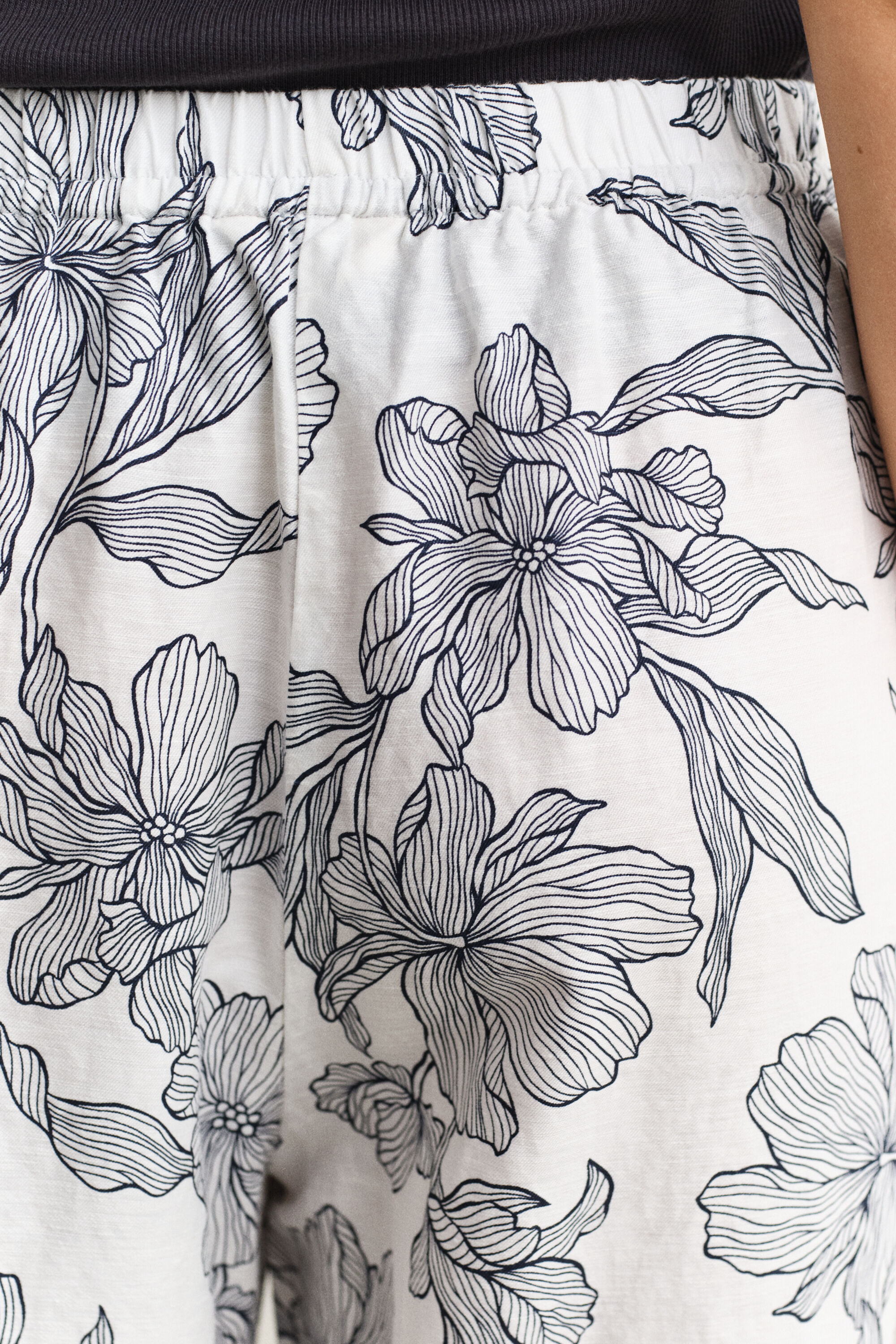 Pantaloni in lino con stampa floreale