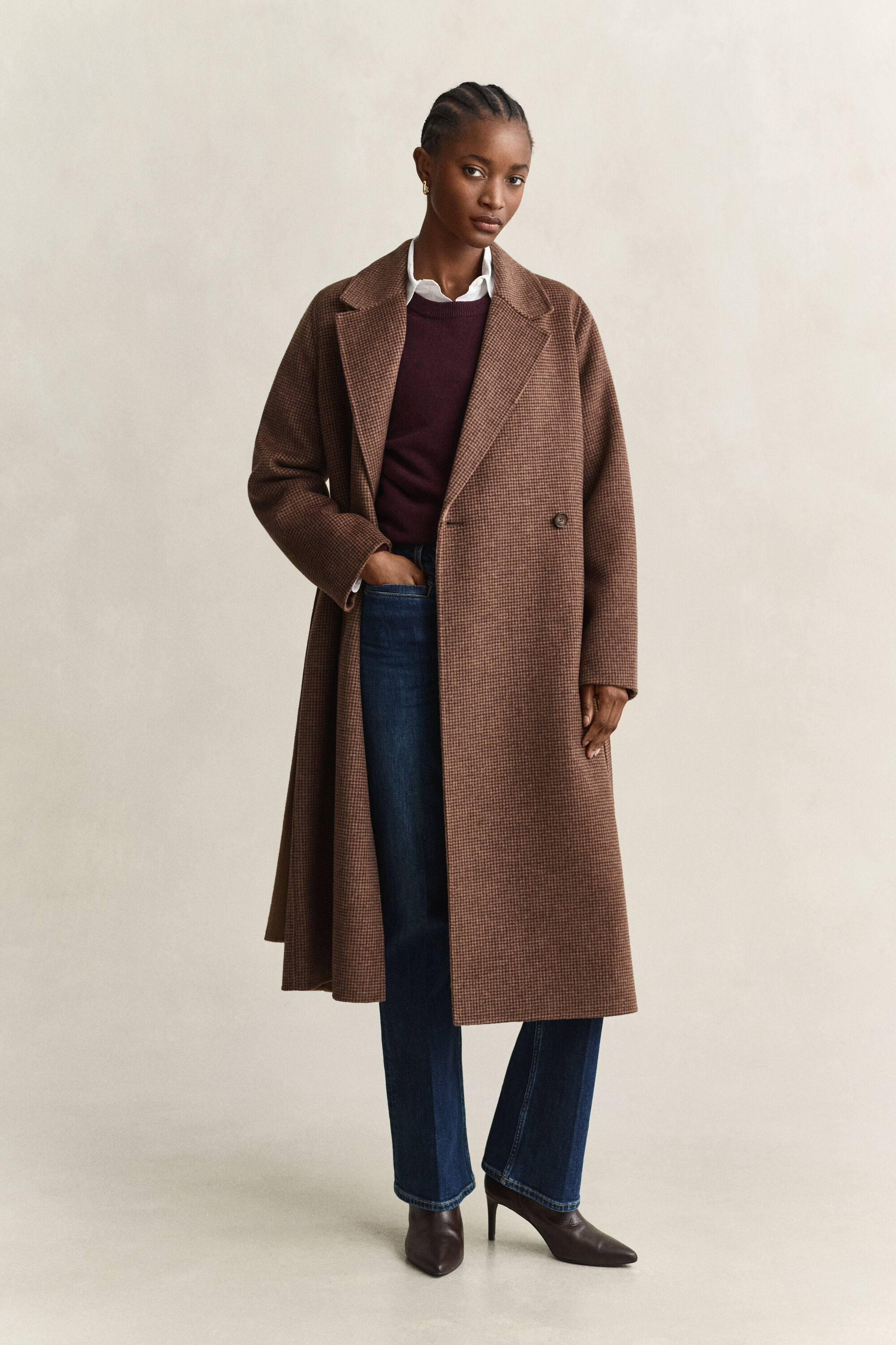 Cappotto con cintura e cuciture a mano