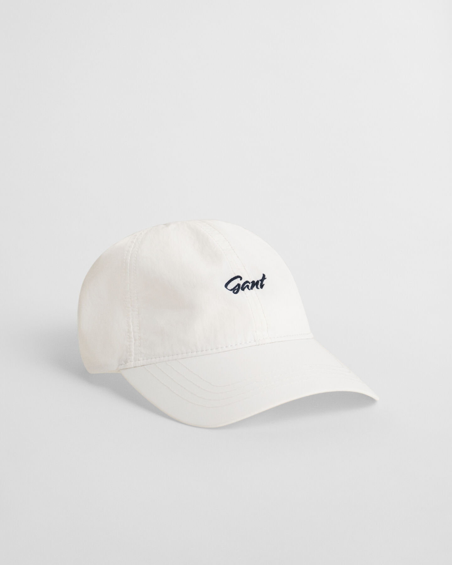 Cappellino effetto stropicciato con grafica piccola