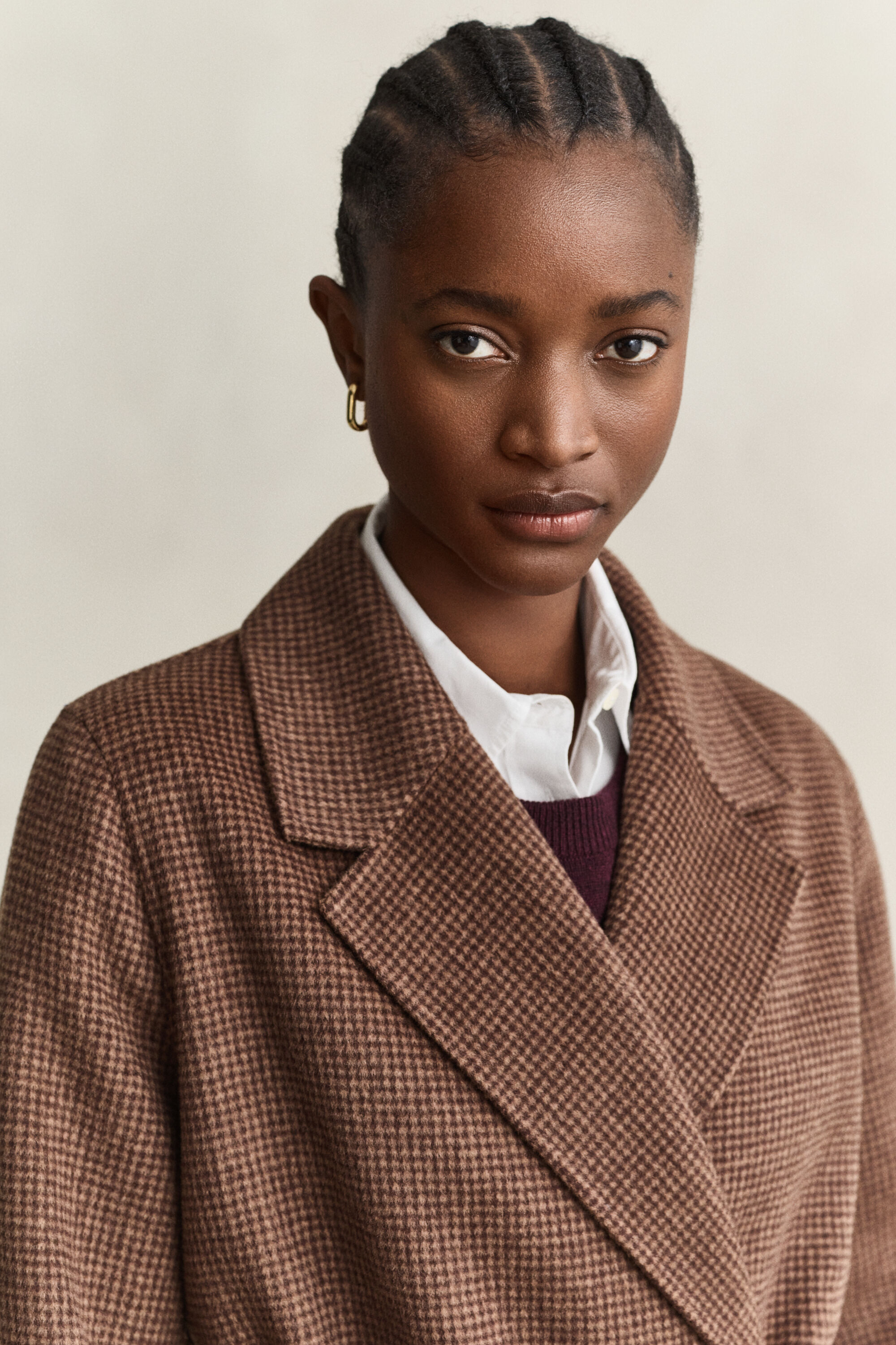 Cappotto con cintura e cuciture a mano