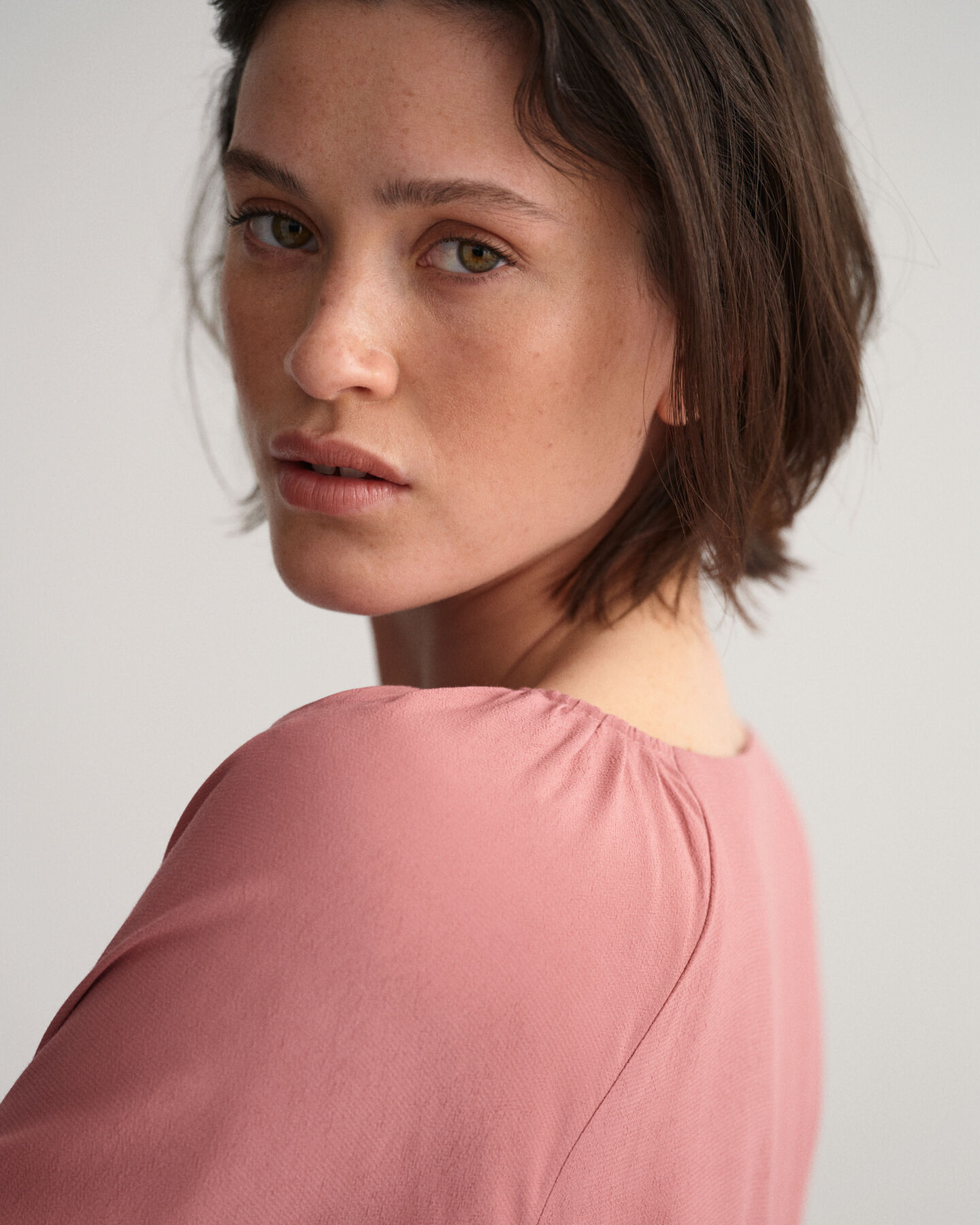 Abito con scollo a barchetta