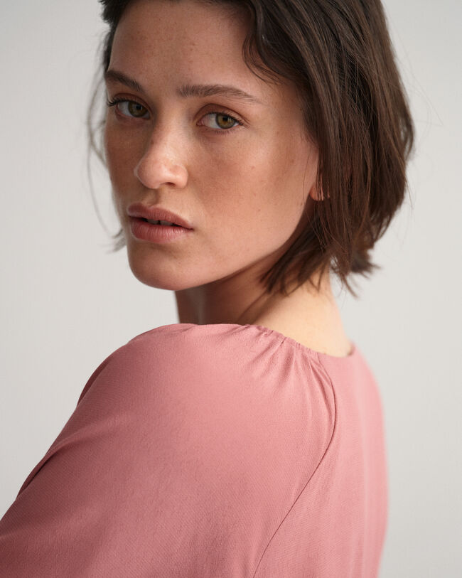 Abito con scollo a barchetta