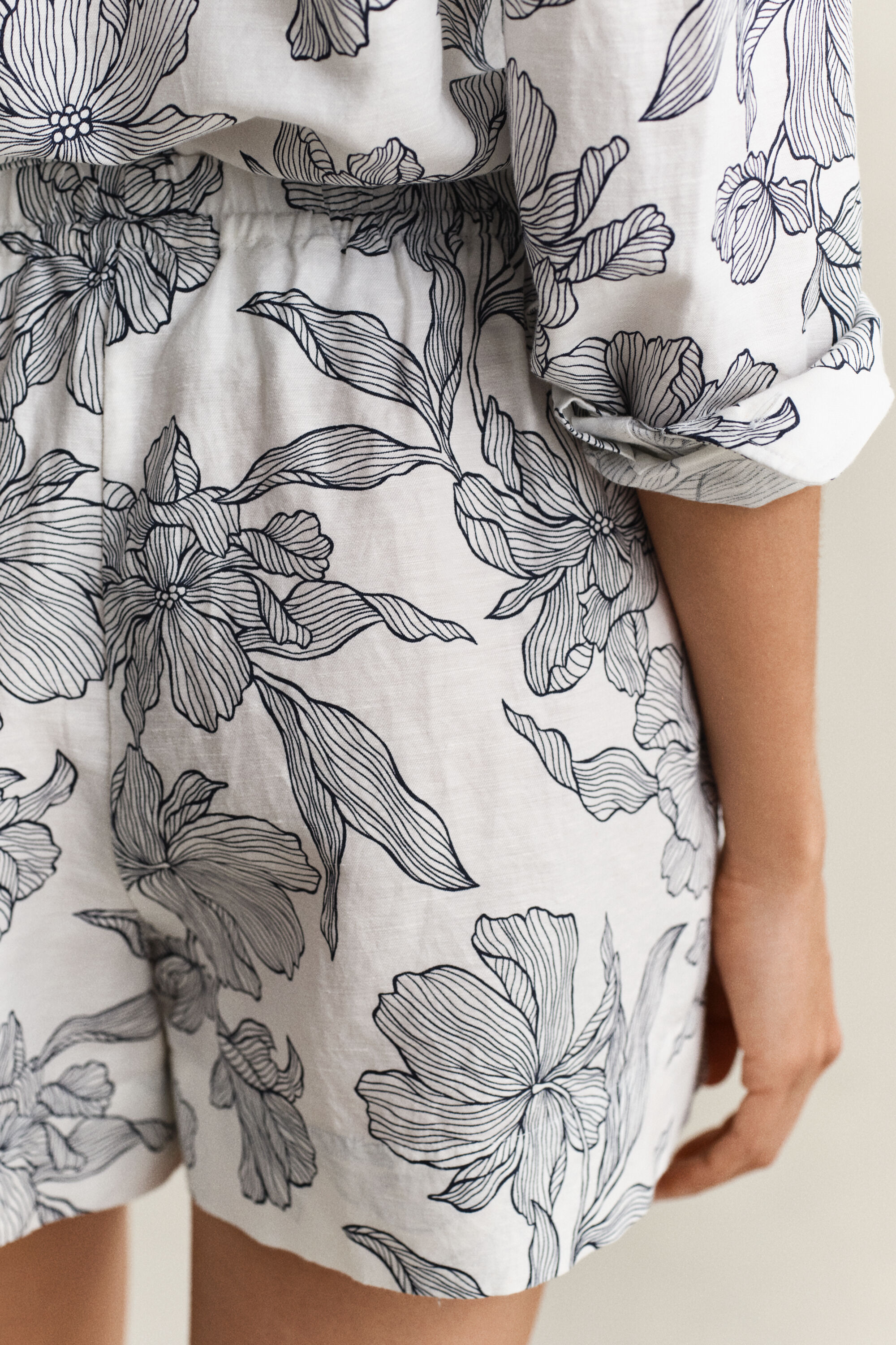 Pantaloncini in lino con stampa floreale