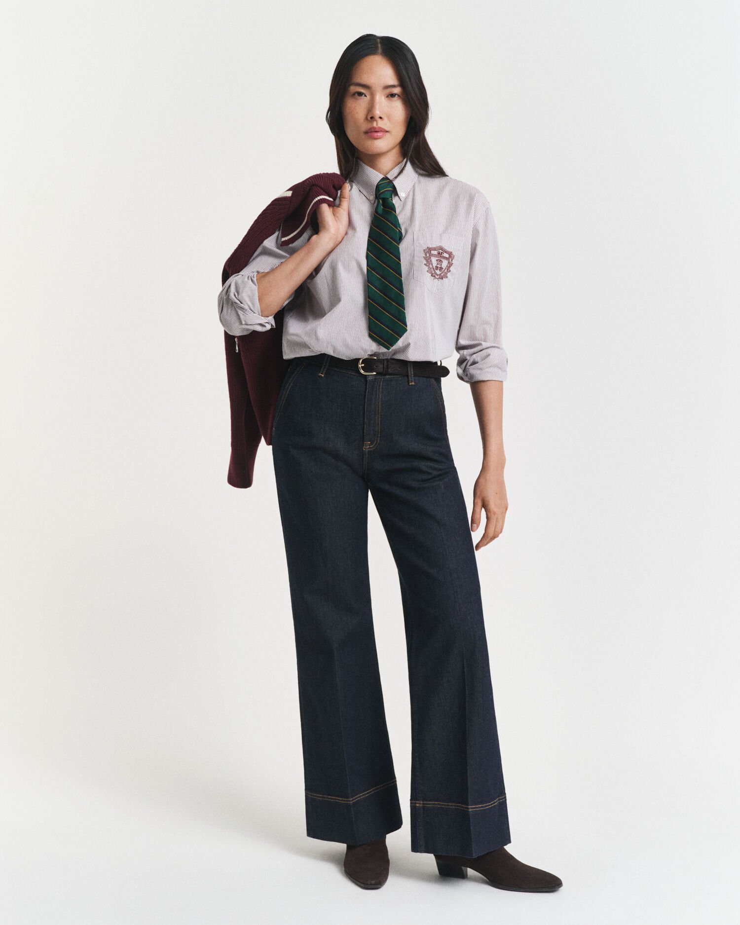 Jeans ampi e svasati dal taglio sartoriale