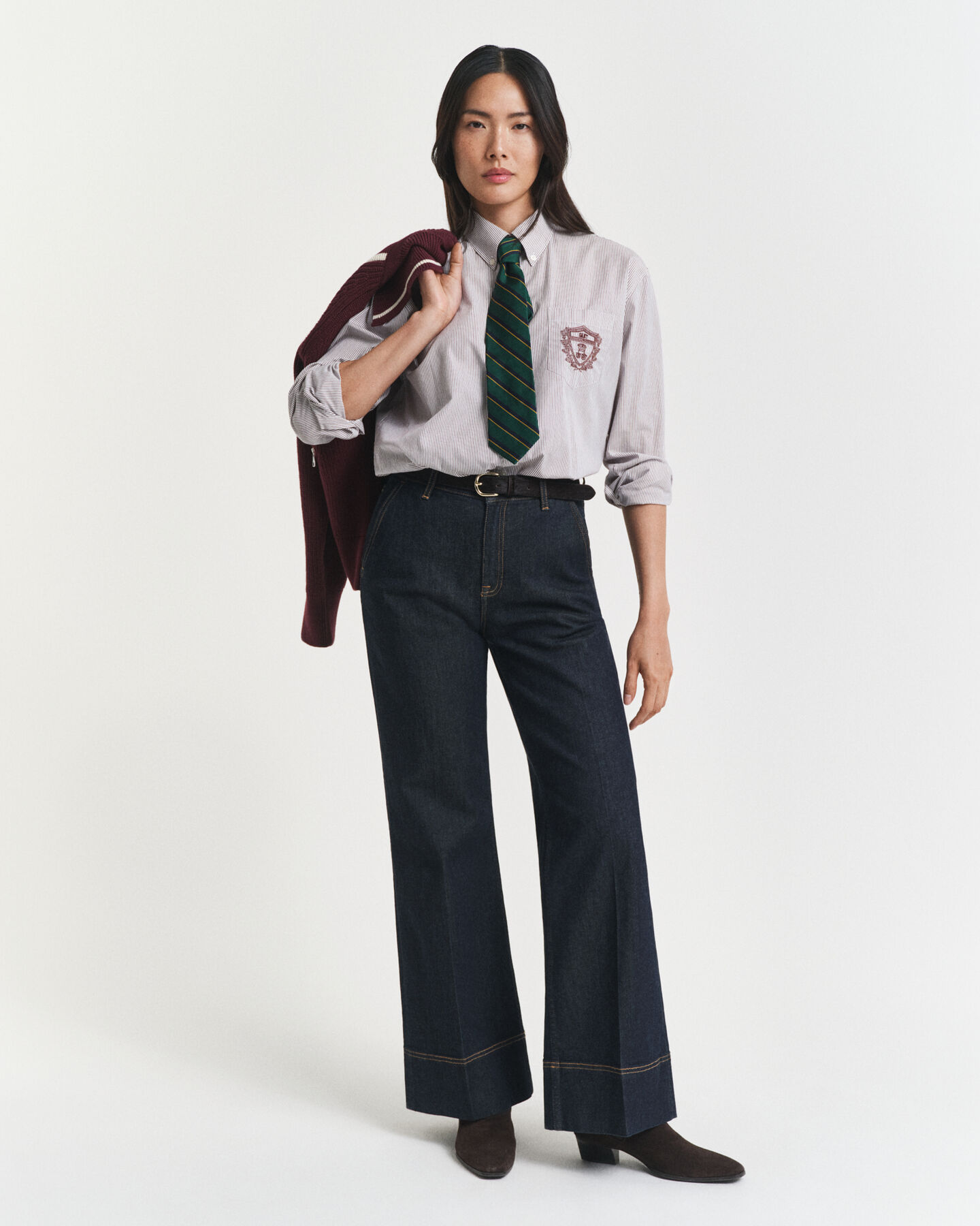 Jeans ampi e svasati dal taglio sartoriale