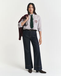 Jeans ampi e svasati dal taglio sartoriale