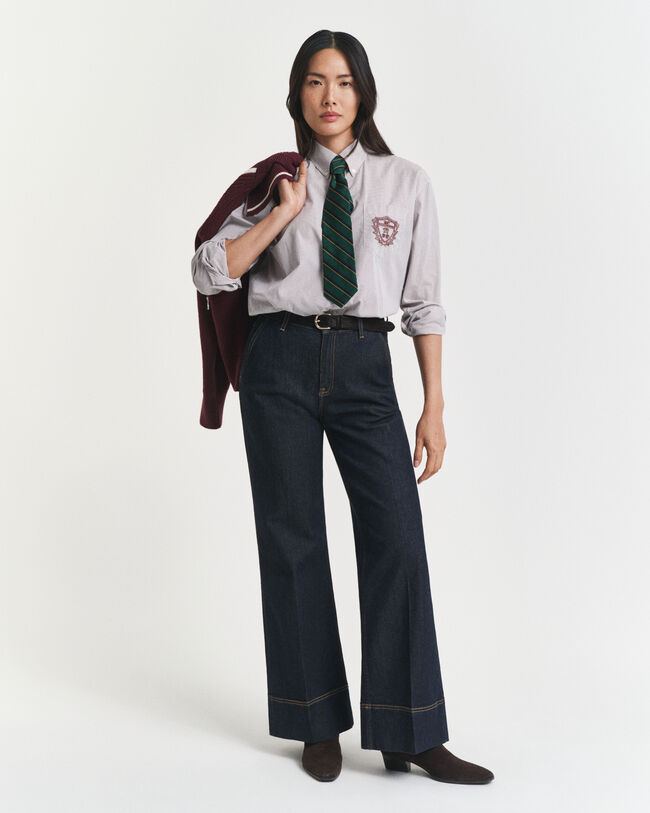 Jeans ampi e svasati dal taglio sartoriale