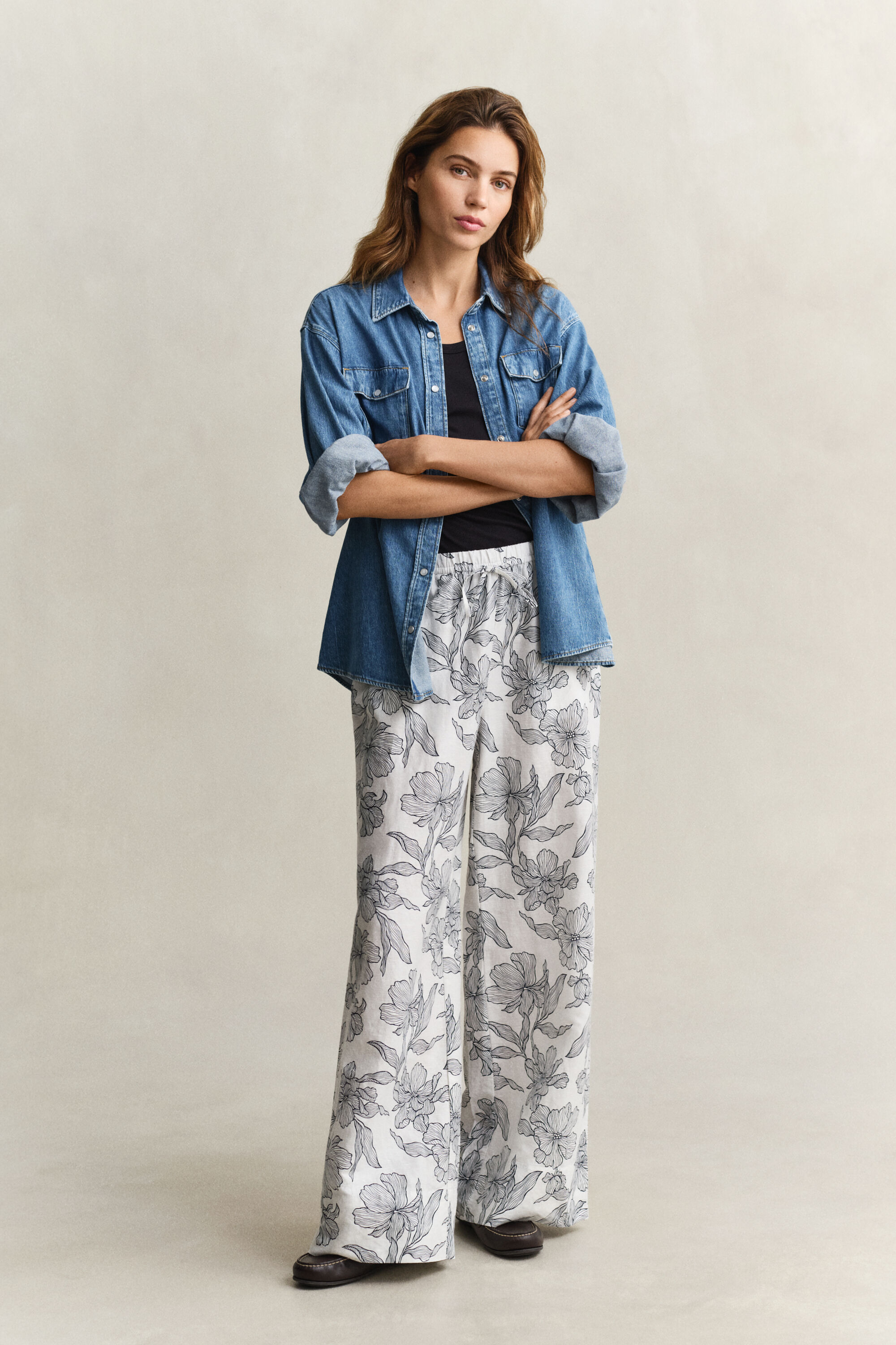 Pantaloni in lino con stampa floreale