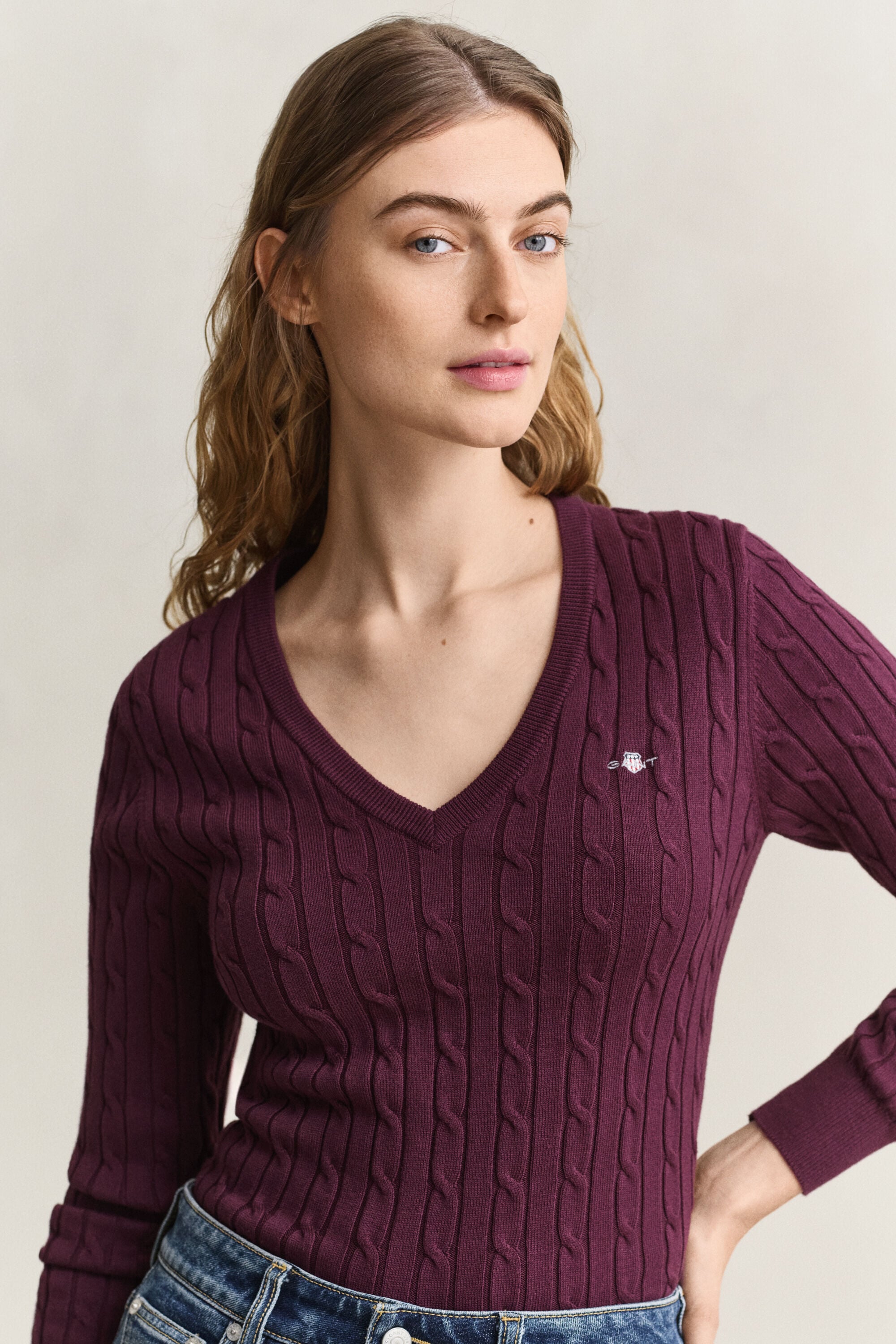 Maglia con scollo a V in cotone elasticizzato a trecce