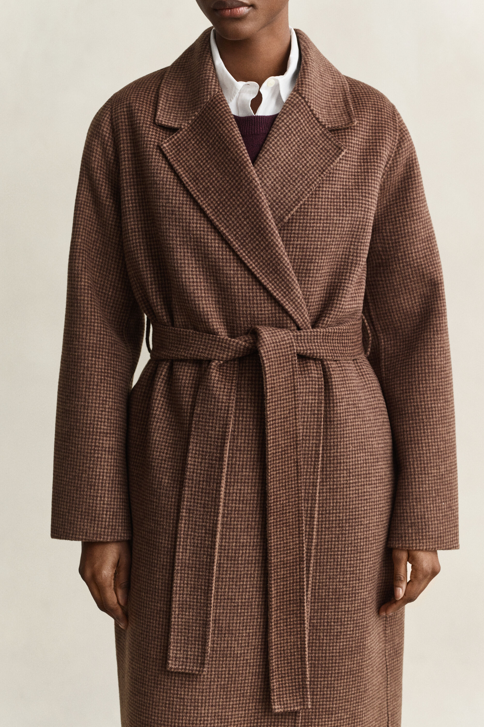 Cappotto con cintura e cuciture a mano