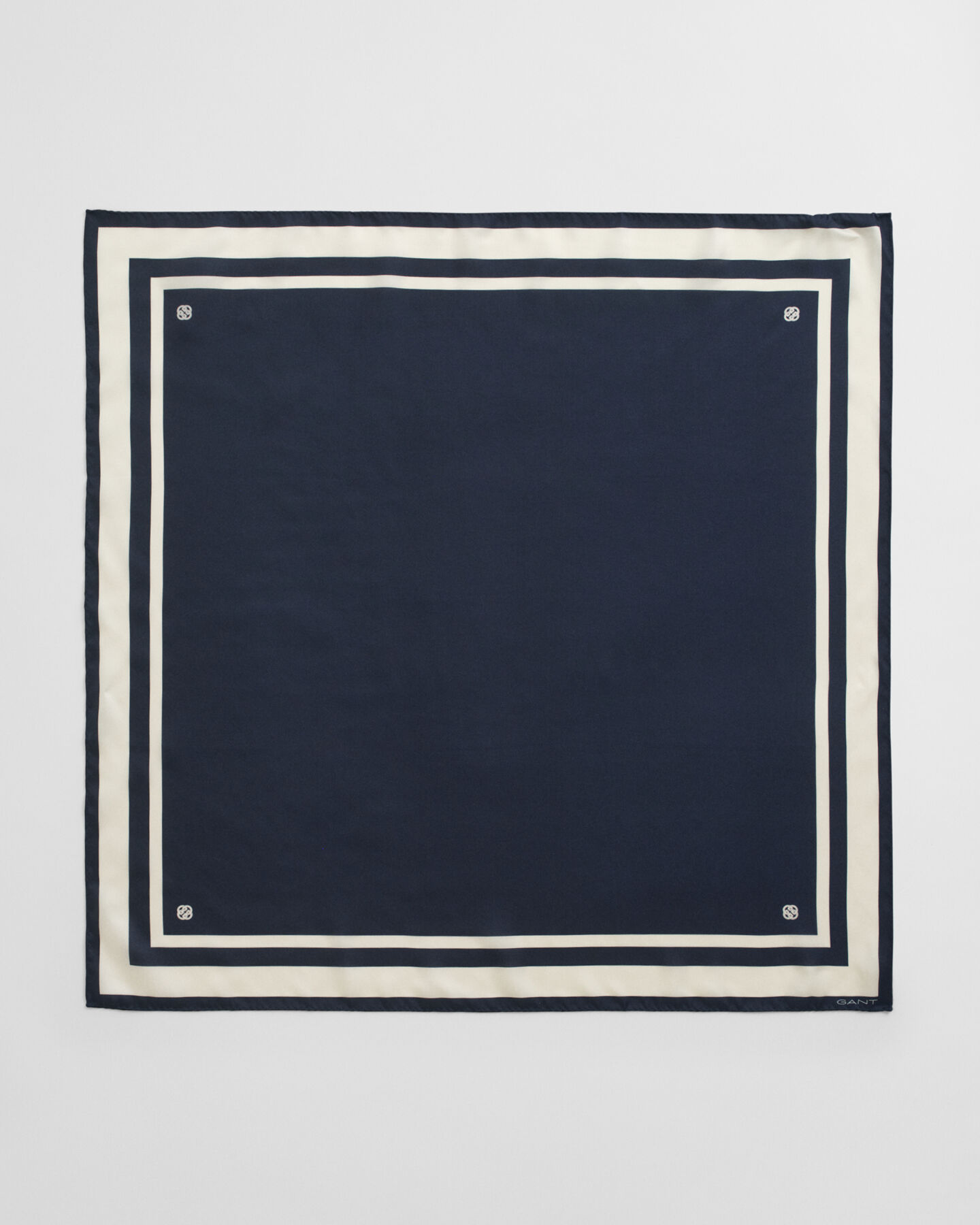 Foulard di seta con monogramma