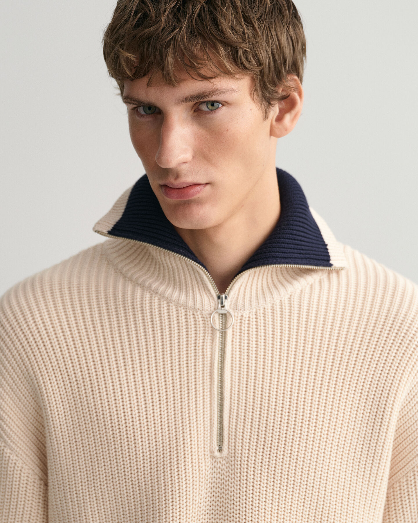 Maglia con zip corta a coste