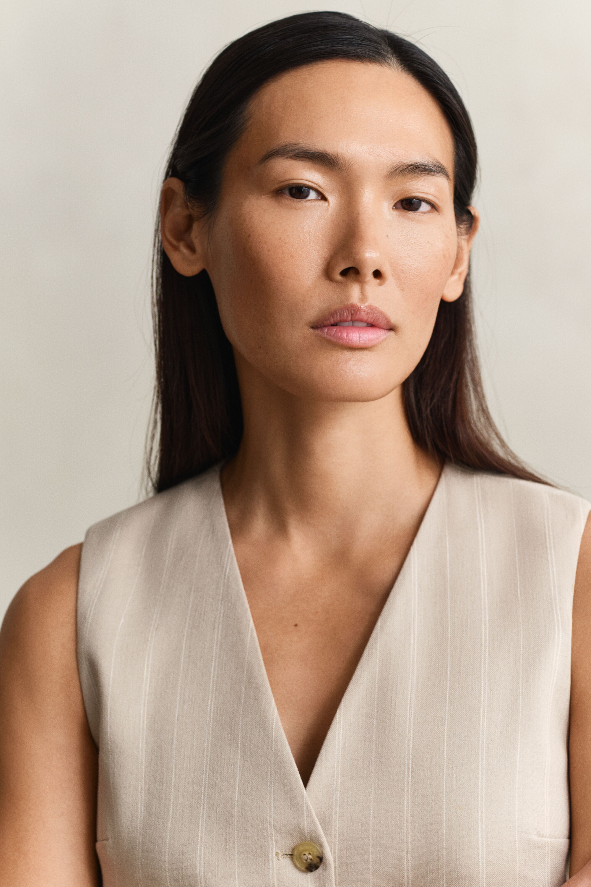 Piumino smanicato in misto lino gessato