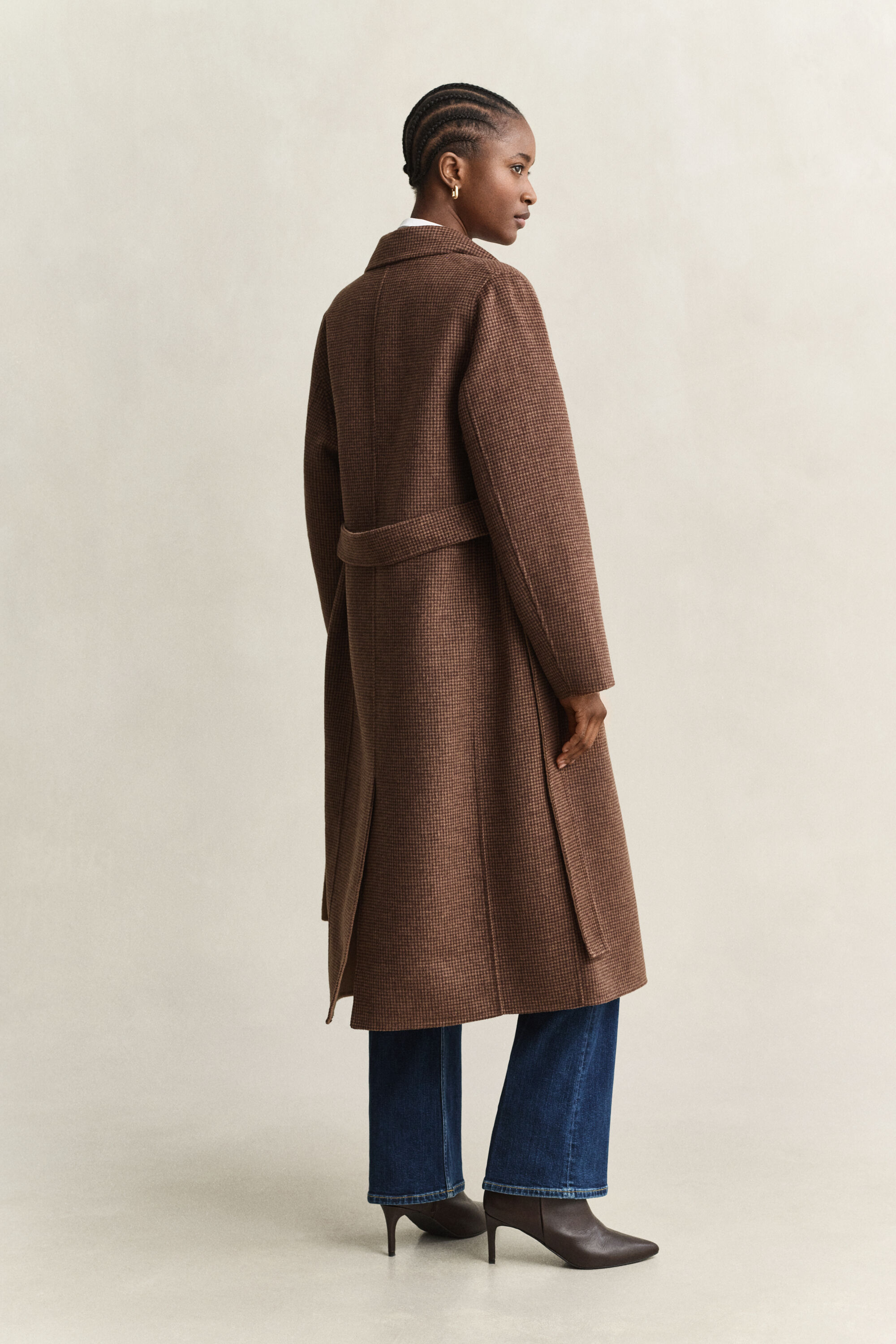 Cappotto con cintura e cuciture a mano