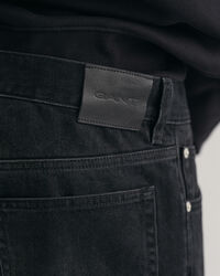 Jeans con gamba stretta in fondo relaxed fit