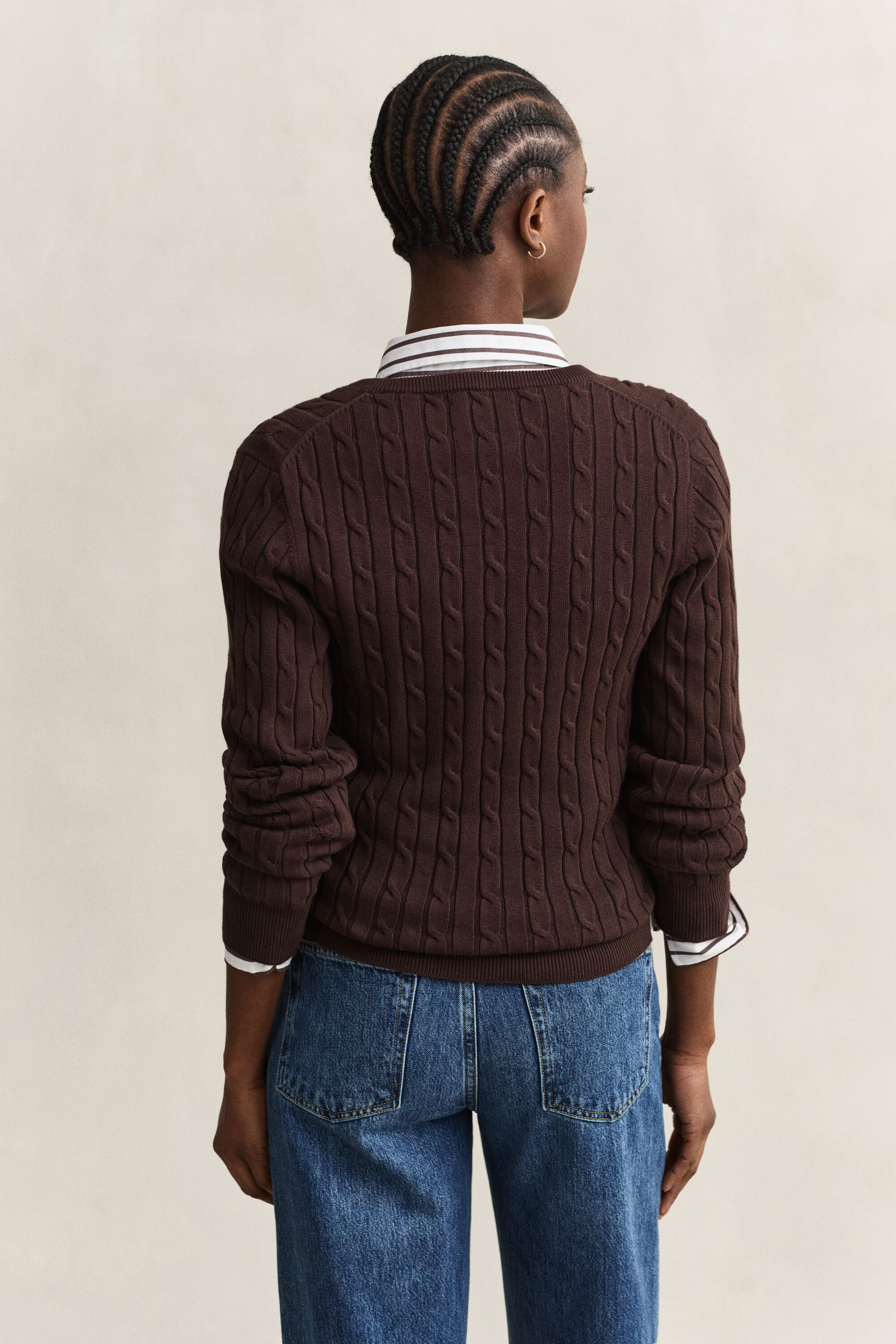 Maglia con scollo a V in cotone elasticizzato a trecce