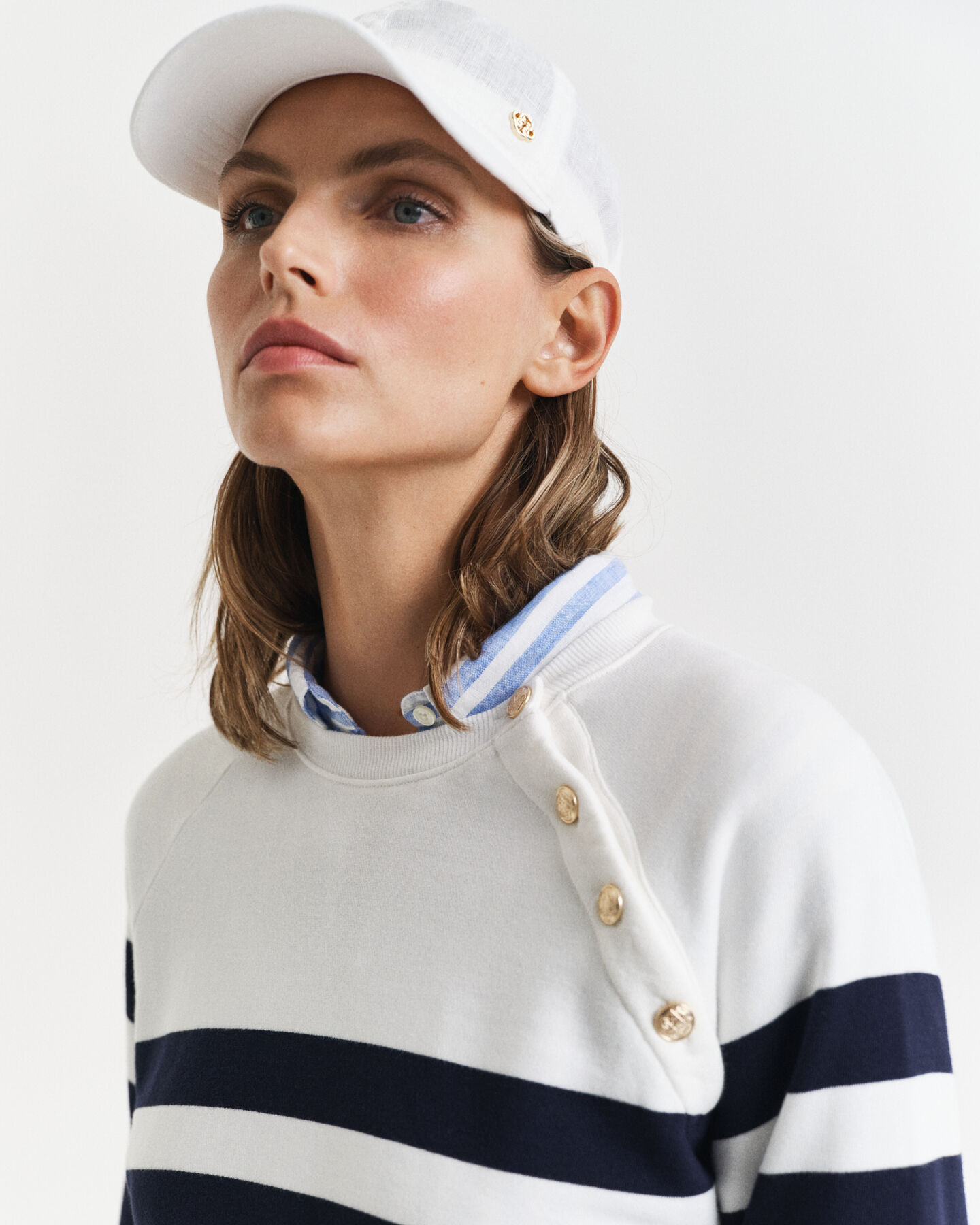 Felpa girocollo a righe con bottoni dorati