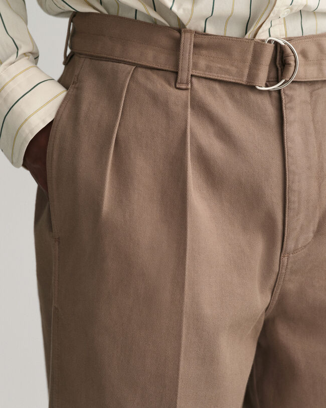 Pantaloni chino con piega e cintura