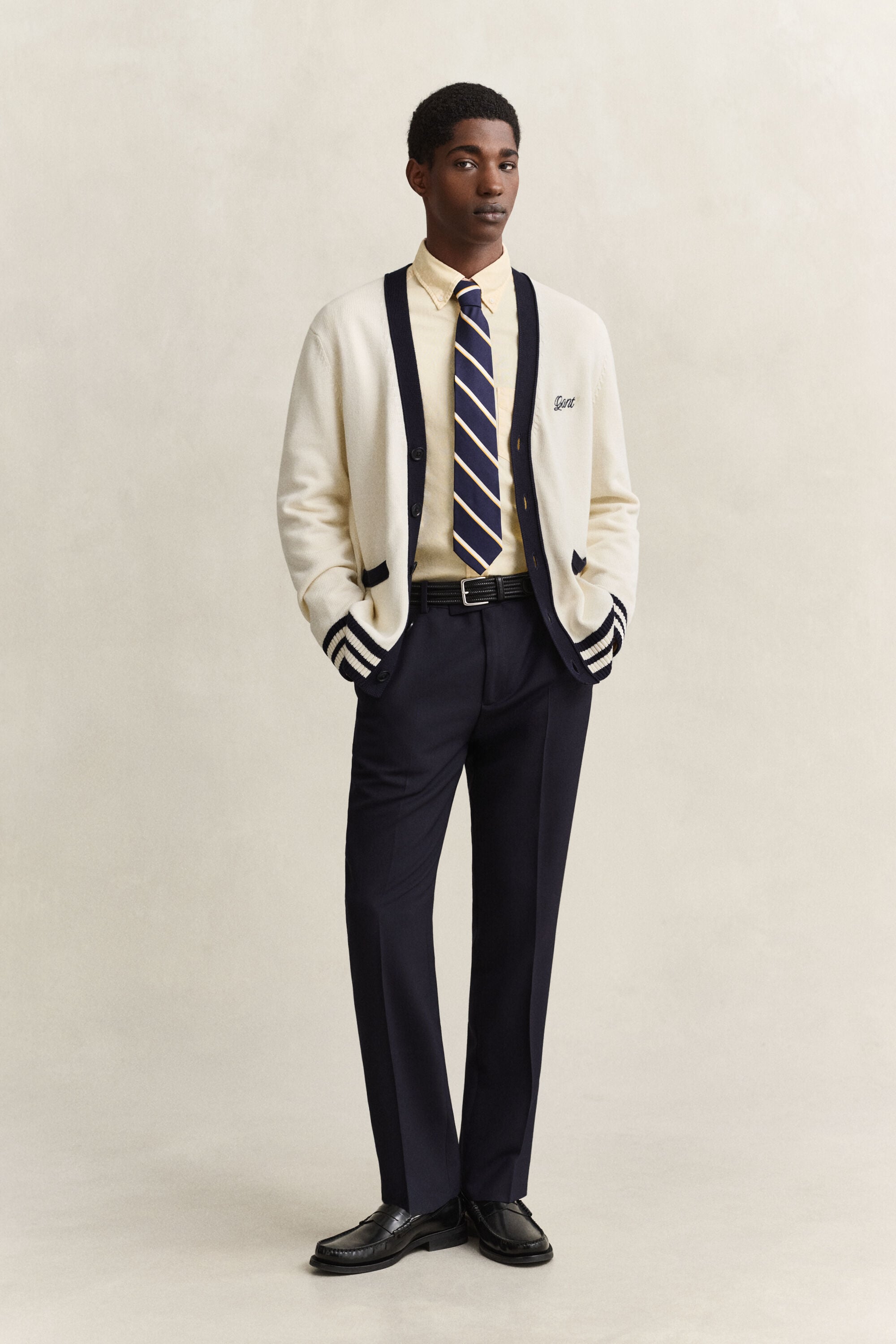 Cardigan con scollo a V e abbottonatura