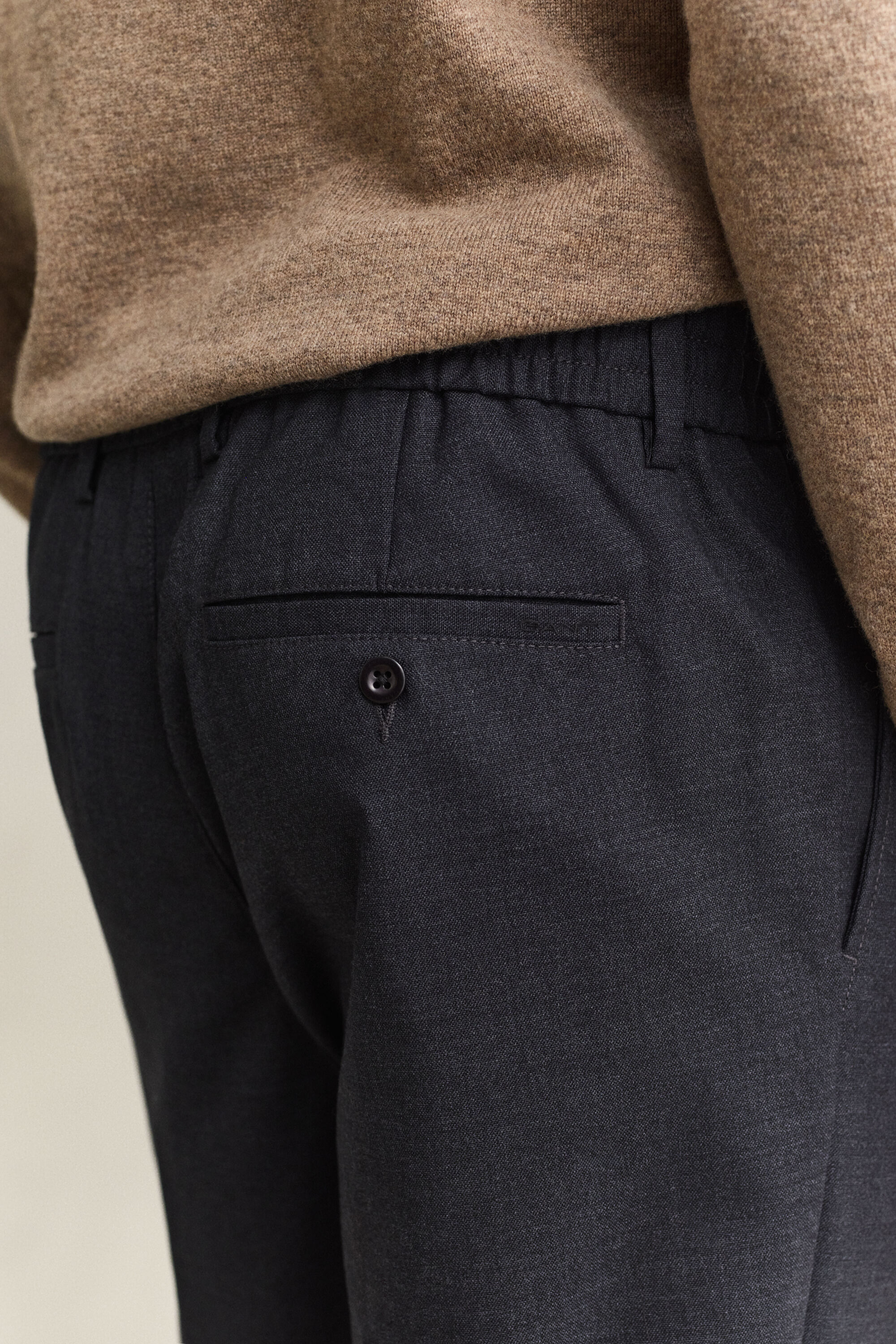 Pantaloni in lana stretti in fondo