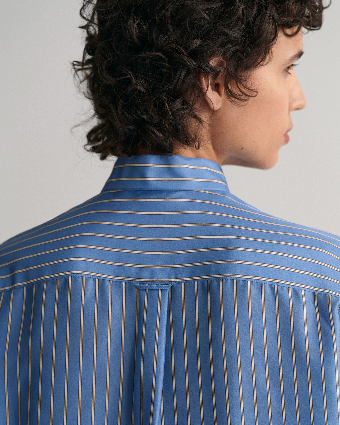 Blusa a righe in seta con fiocco