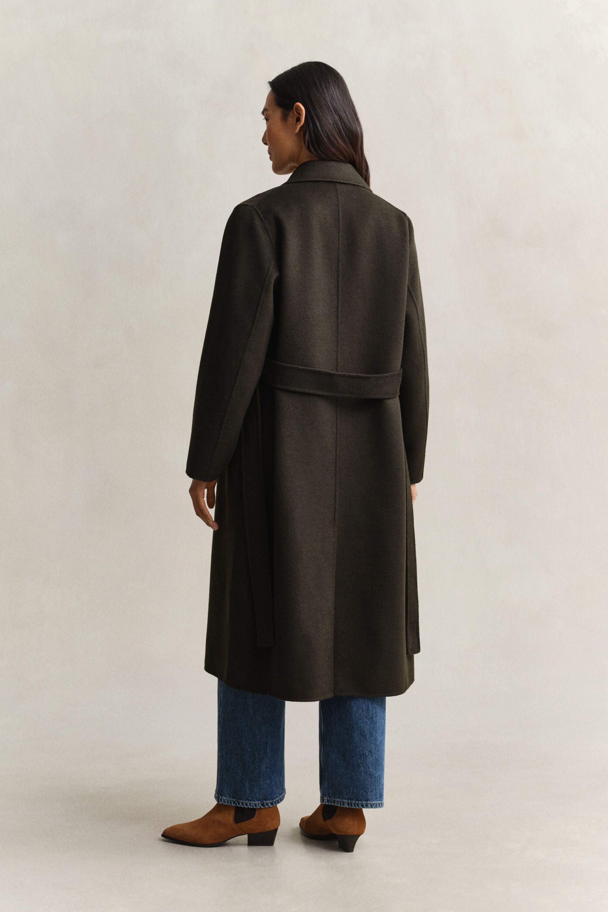 Cappotto con cintura e cuciture a mano
