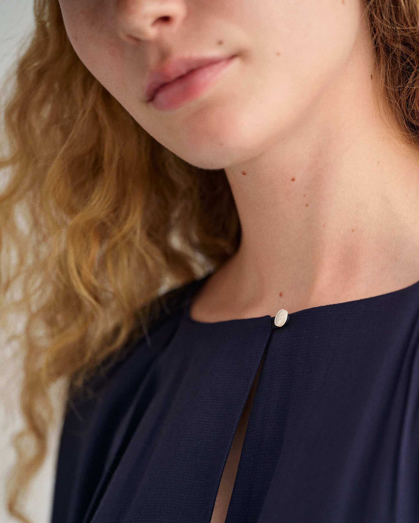 Abito con scollo a barchetta