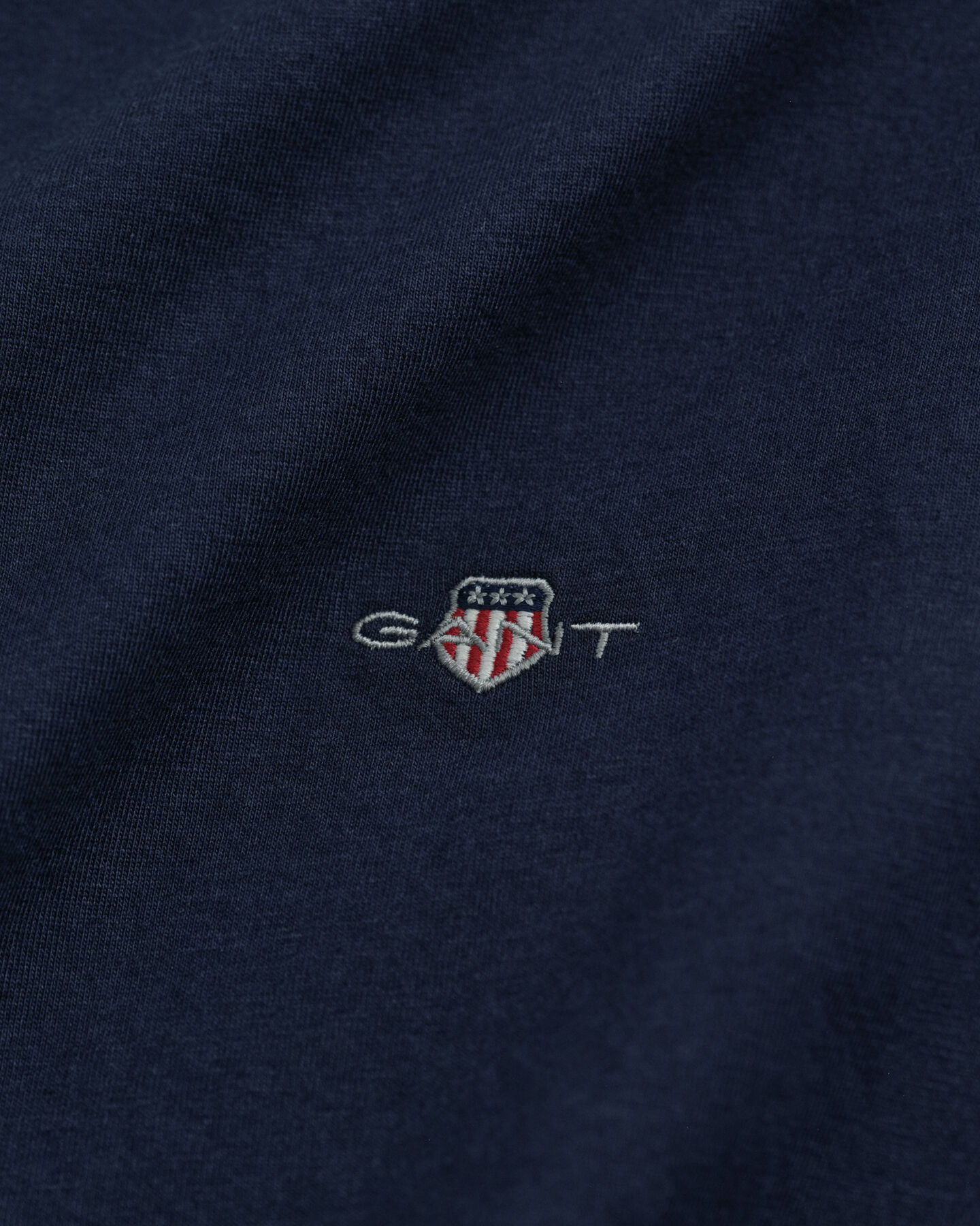 T-shirt Shield con scollo a V slim fit