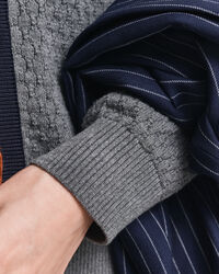 Cardigan in cotone testurizzato in un colore a contrasto