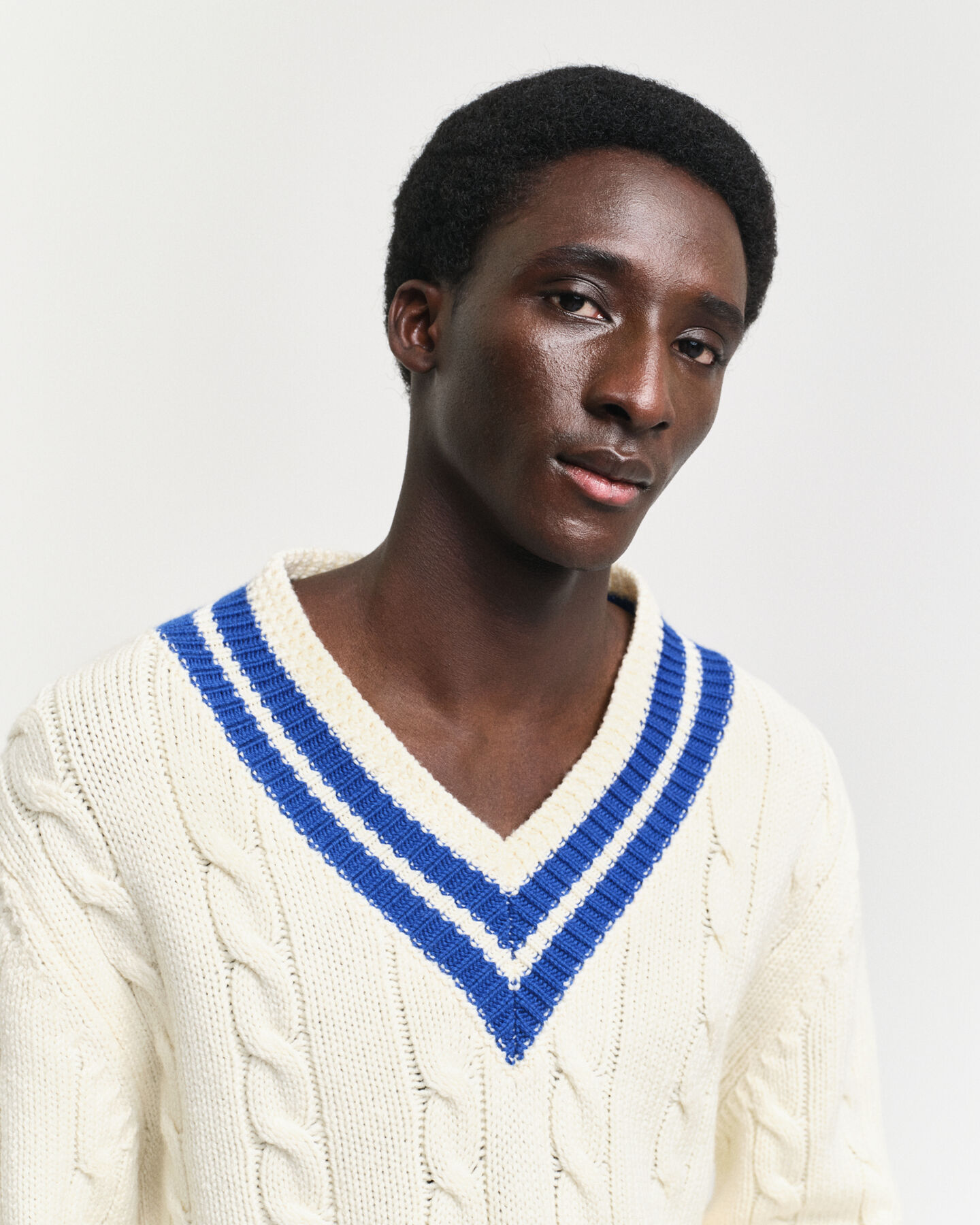 Maglia con scollo a V a trecce